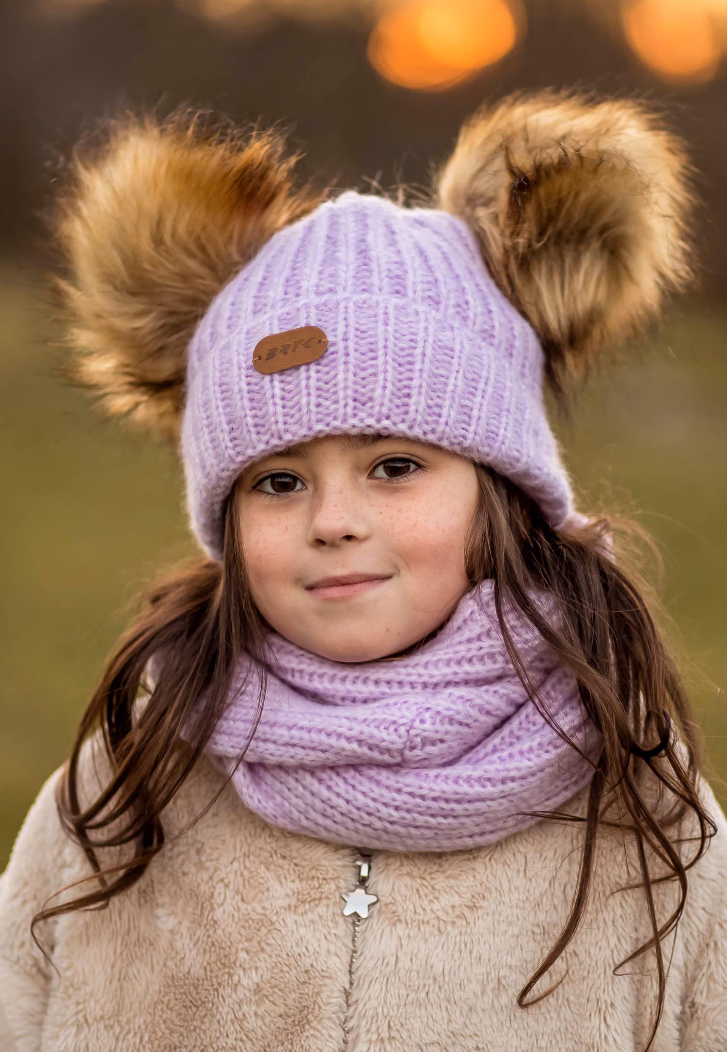 Fioletowy zestaw BARTEK 85603-86  z wełną merino - czapka z dwoma pomponami i komin