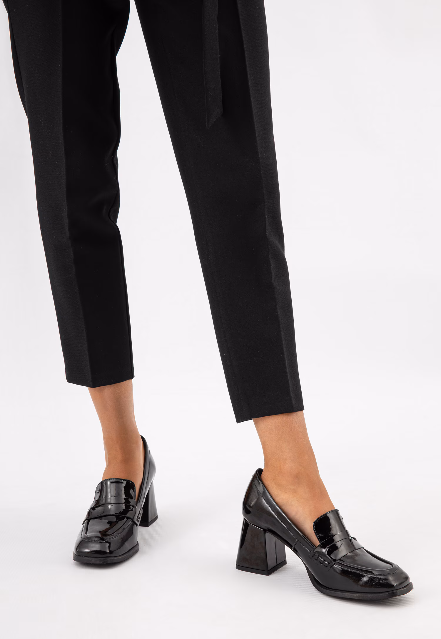 Czarne lakierowane mokasyny damskie na solidnym obcasie