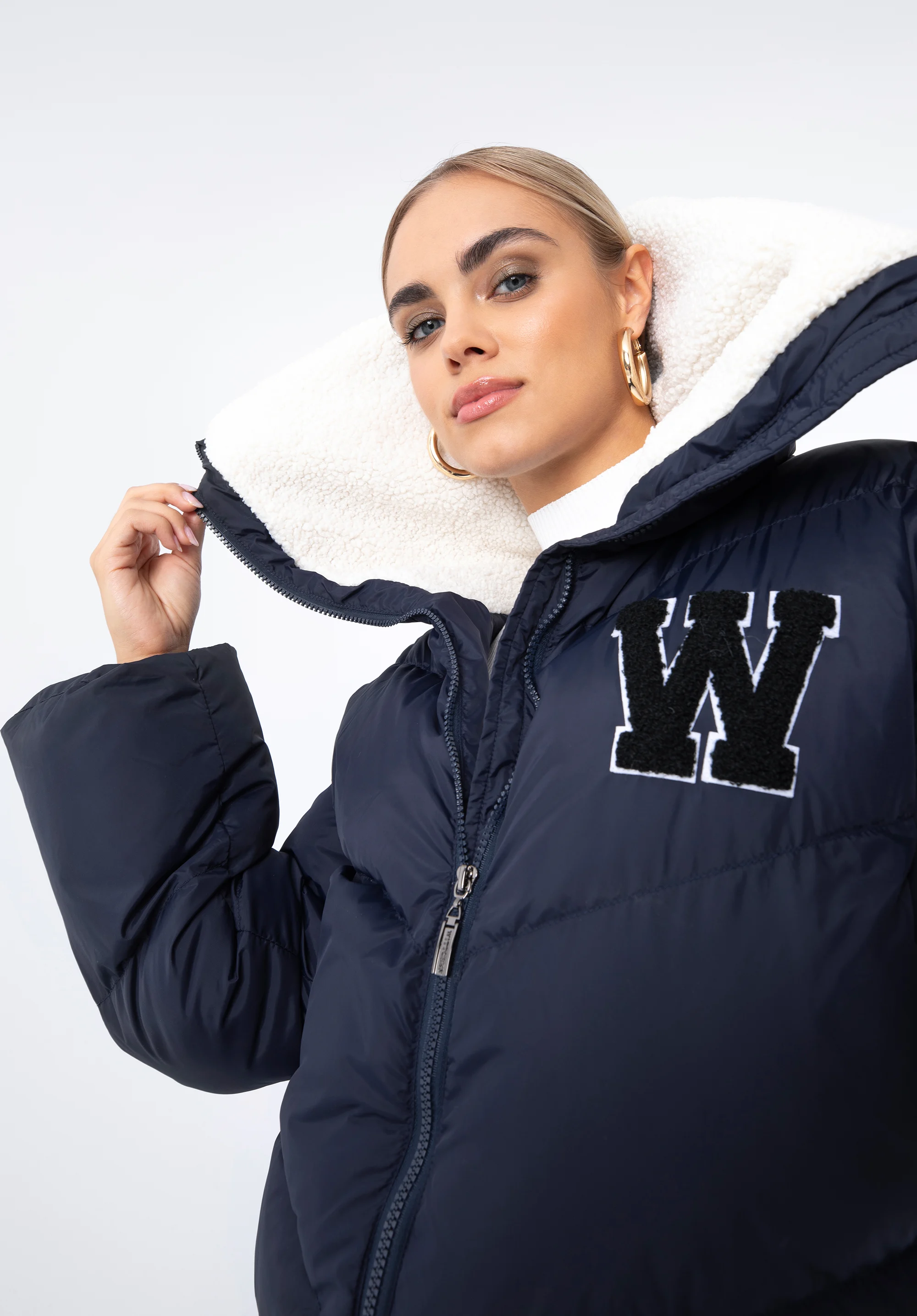 Damska kurtka oversizowa z kołnierzem podszytym sztucznym barankiem