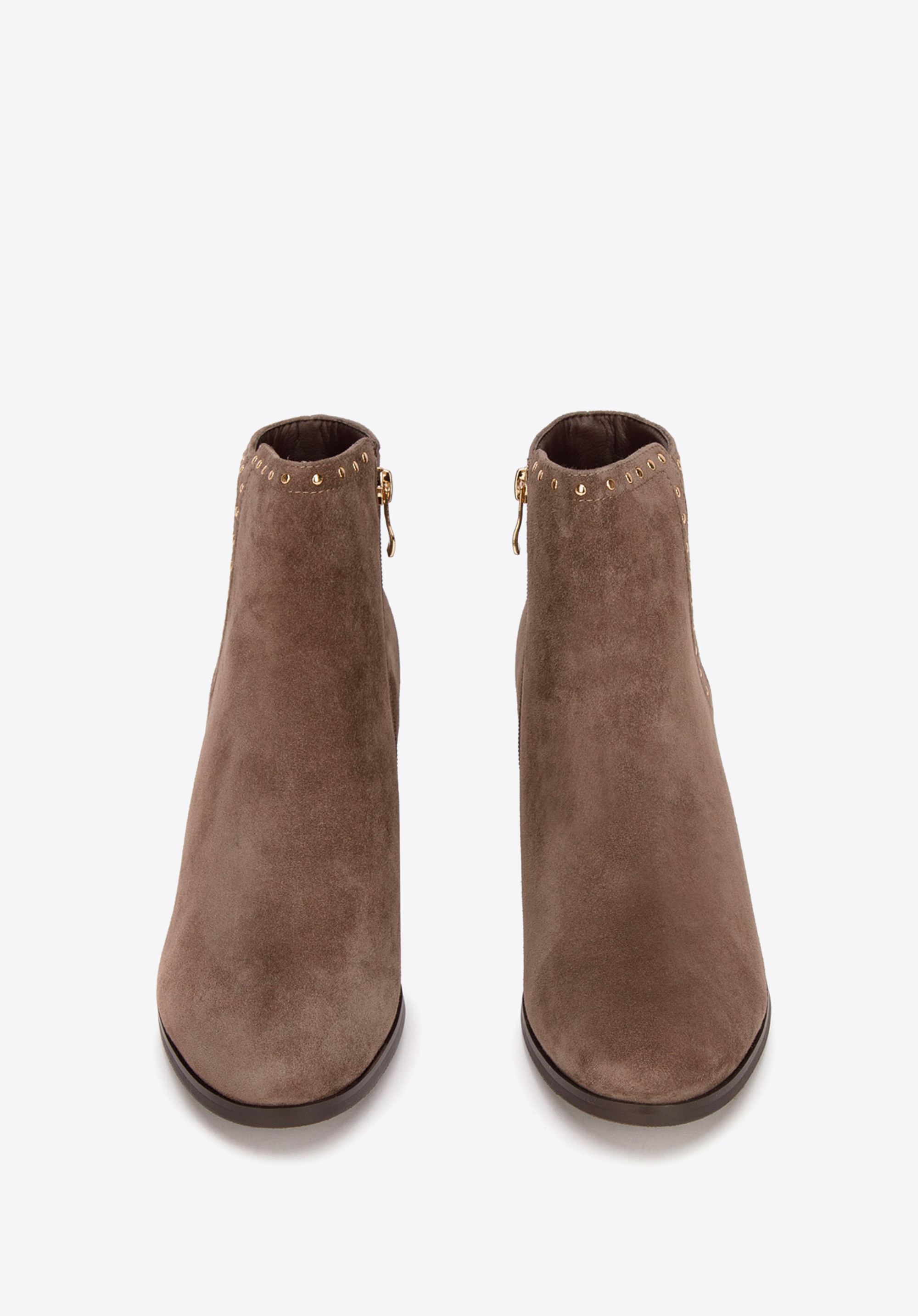 Botki zamszowe na słupku z nitami