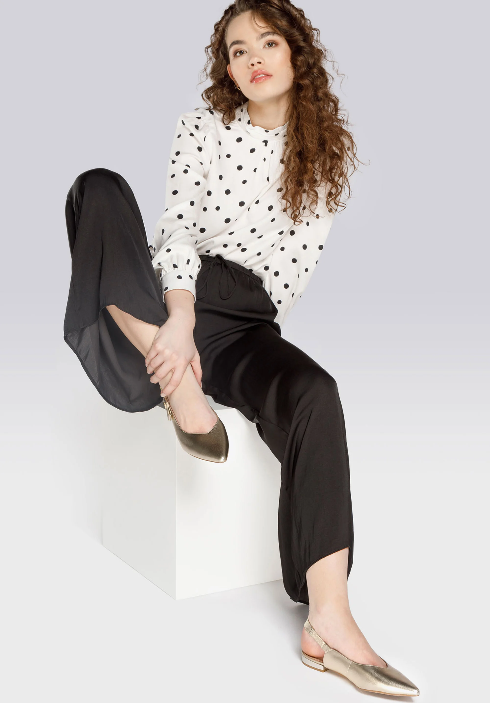 Czółenka skórzane w szpic z odkrytą piętą