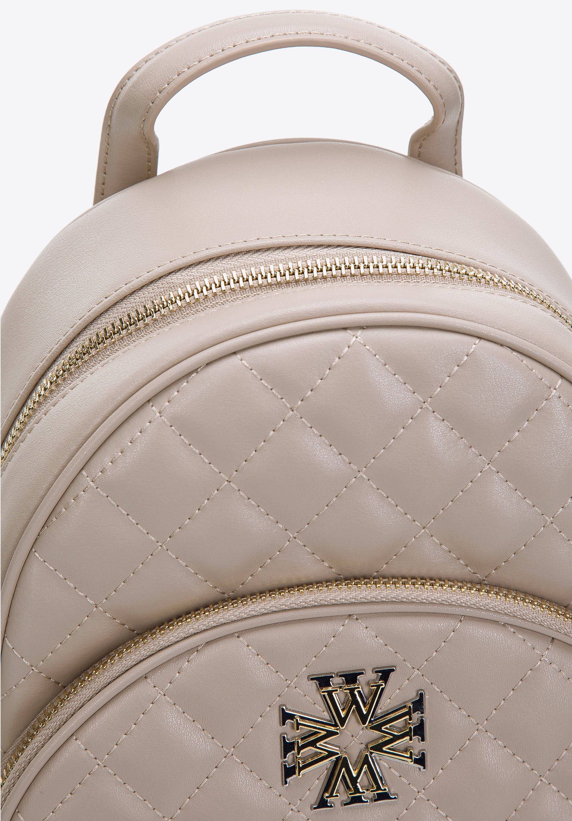 Damski plecak z pikowanej skóry z ozdobnym monogramem