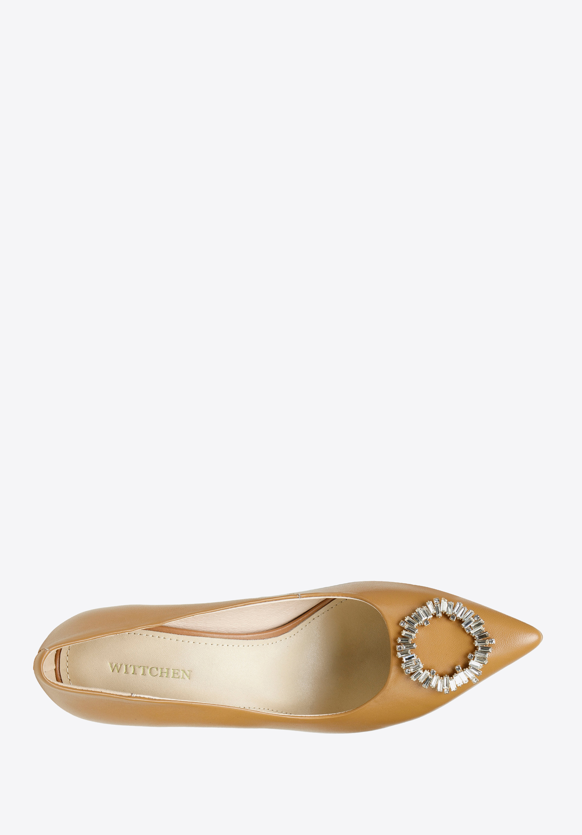 Szpilki skórzane z okrągłą błyszczącą klamrą