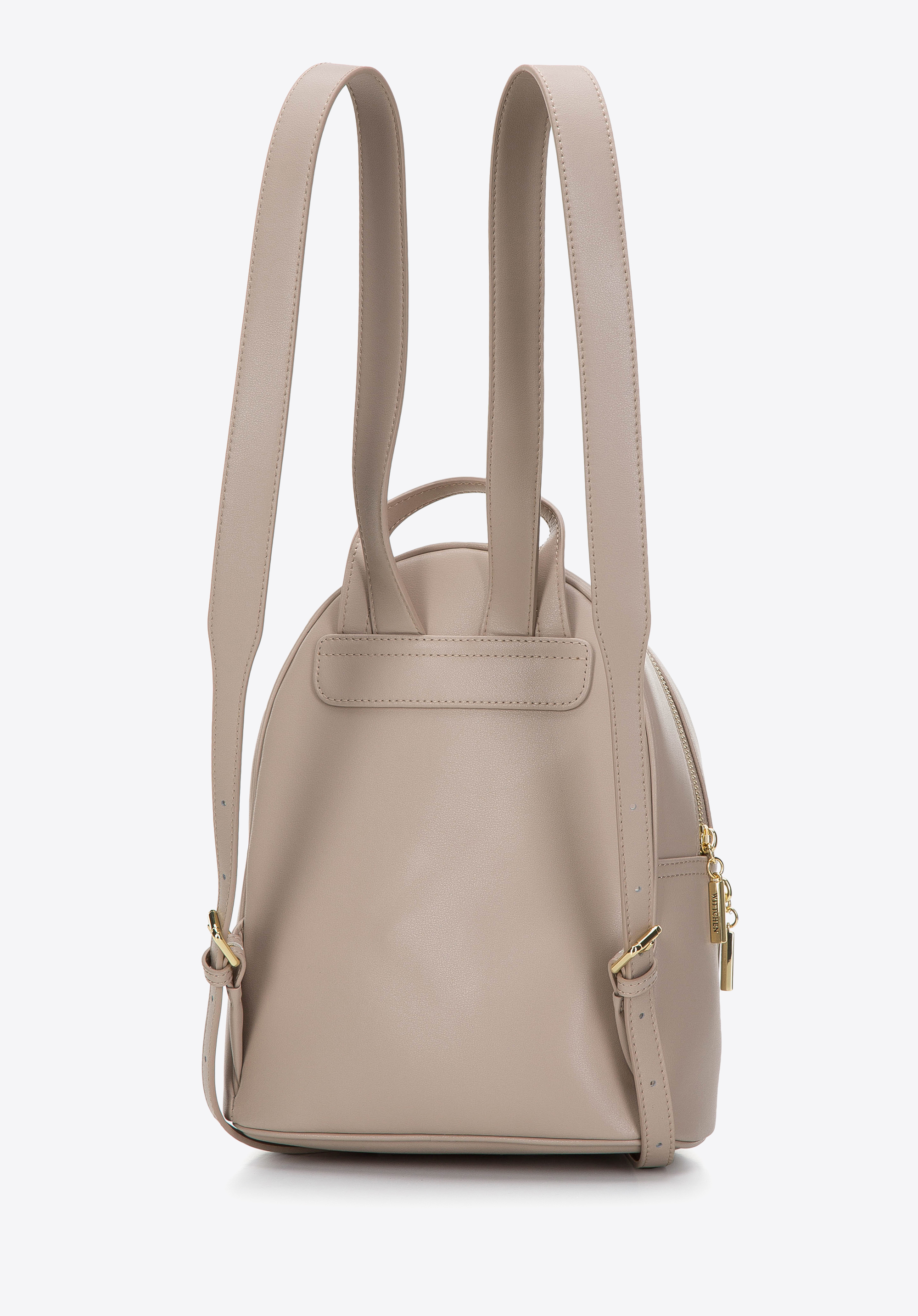 Damski plecak z pikowanej skóry z ozdobnym monogramem