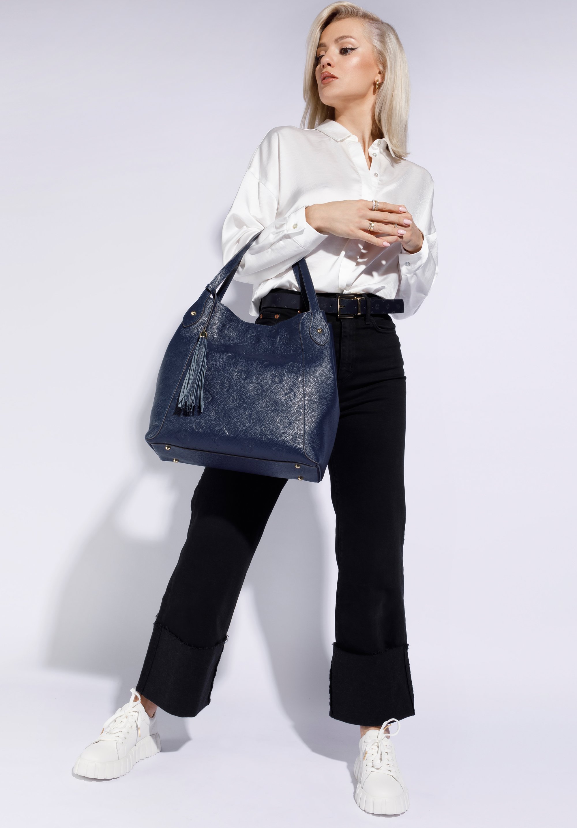 Torebka worek ze skóry w monogram z chwostem