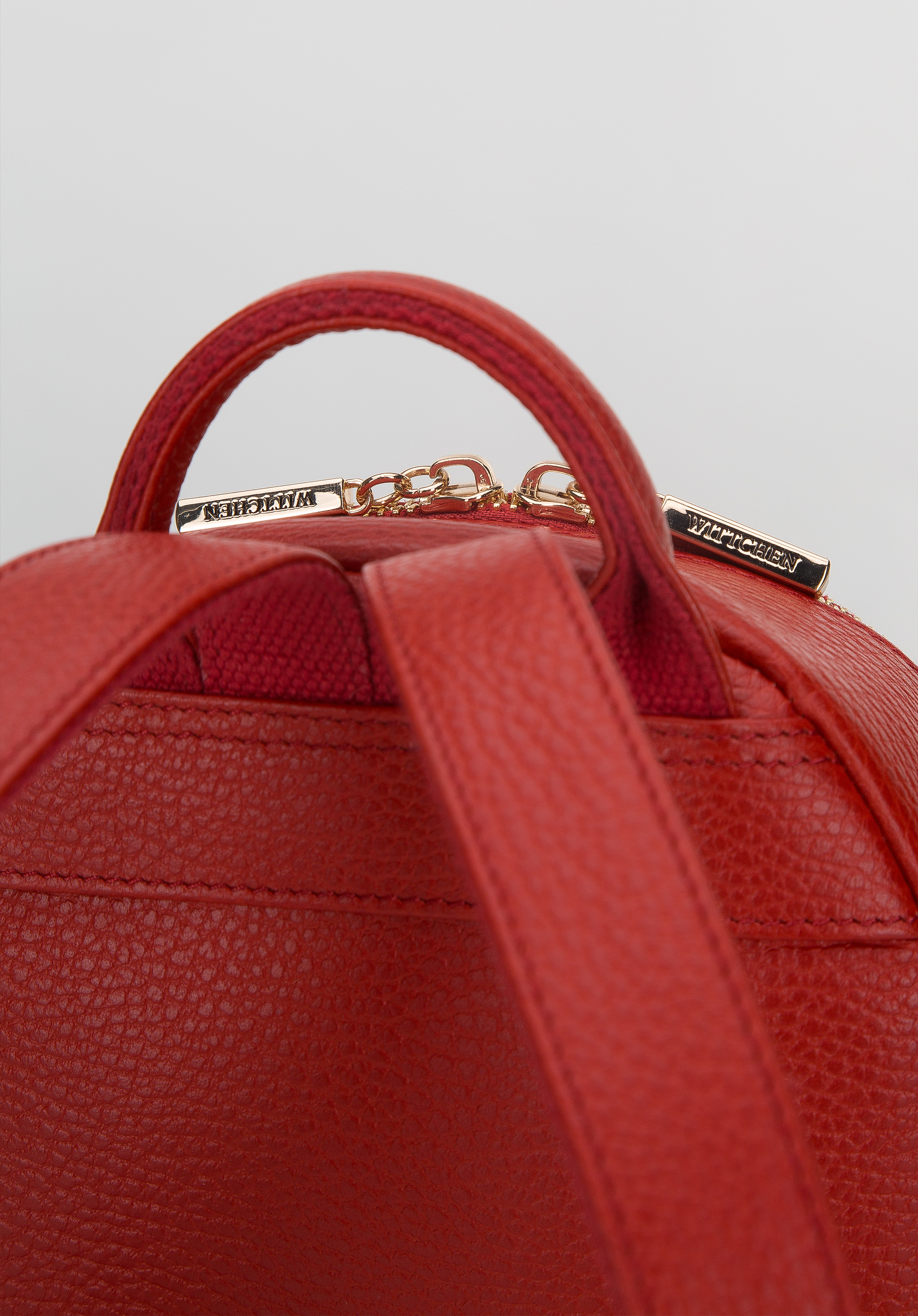 Damski miniplecak skórzany z pionowym suwakiem