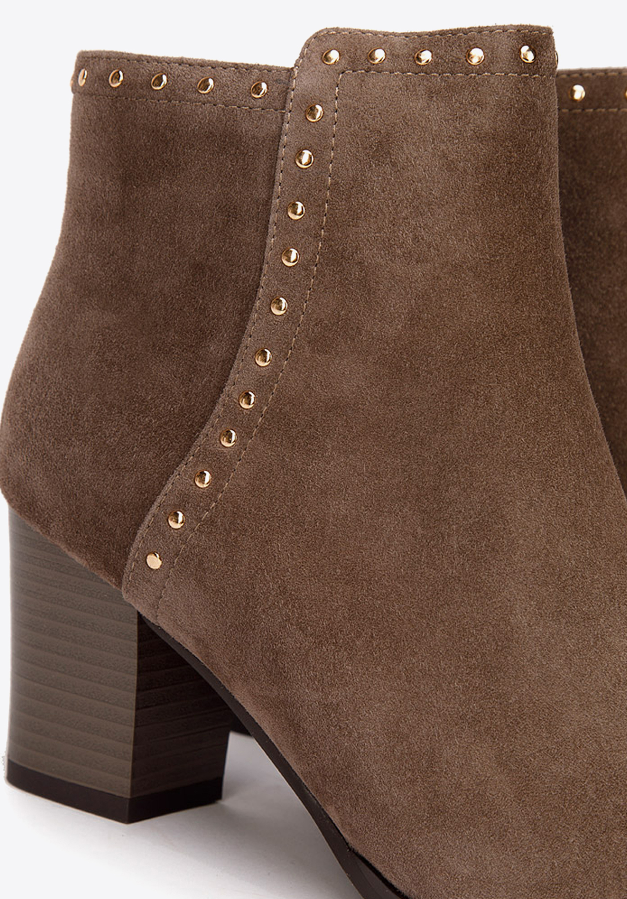 Botki zamszowe na słupku z nitami