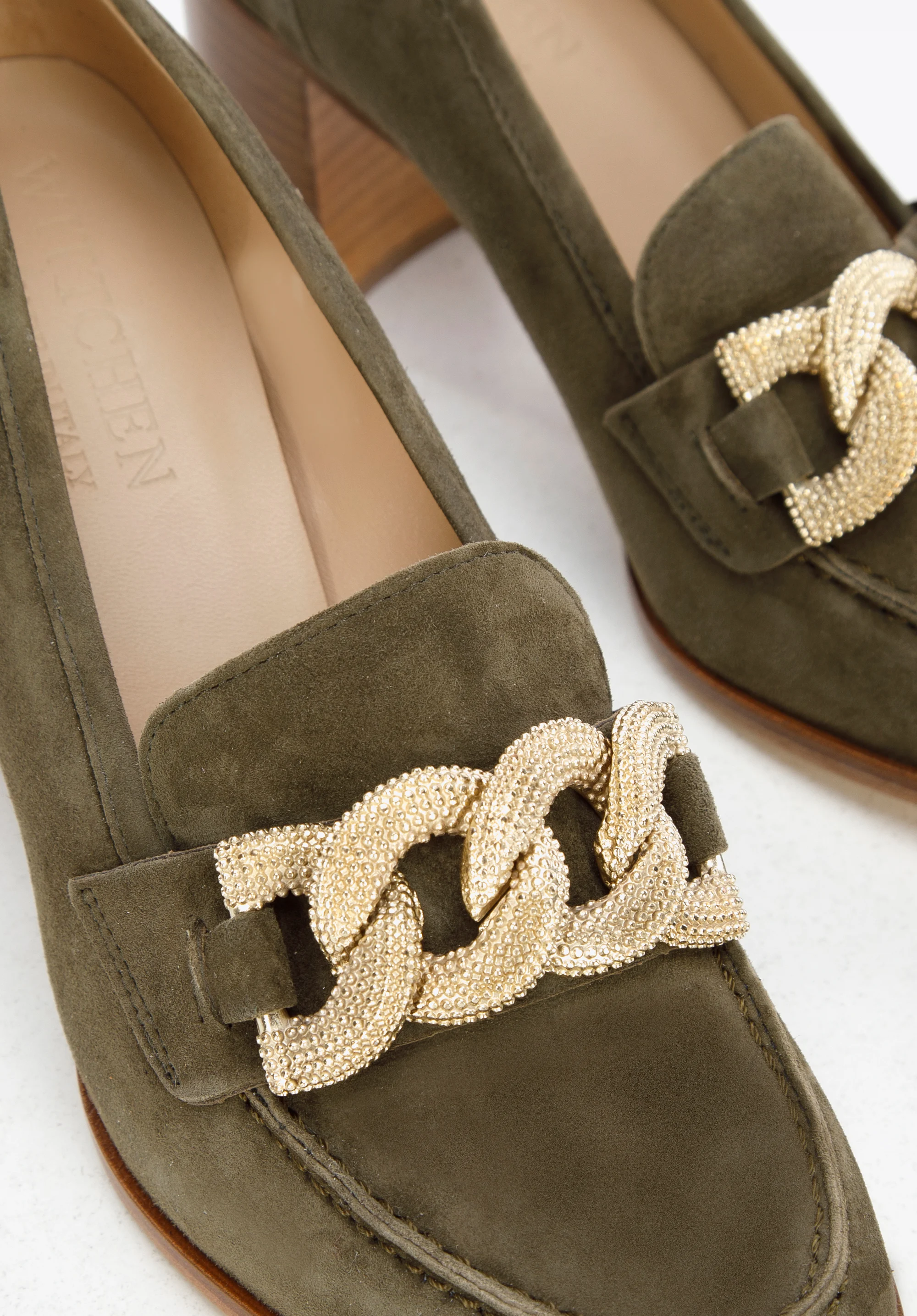 Czółenka zamszowe z ozdobnym łańcuchem