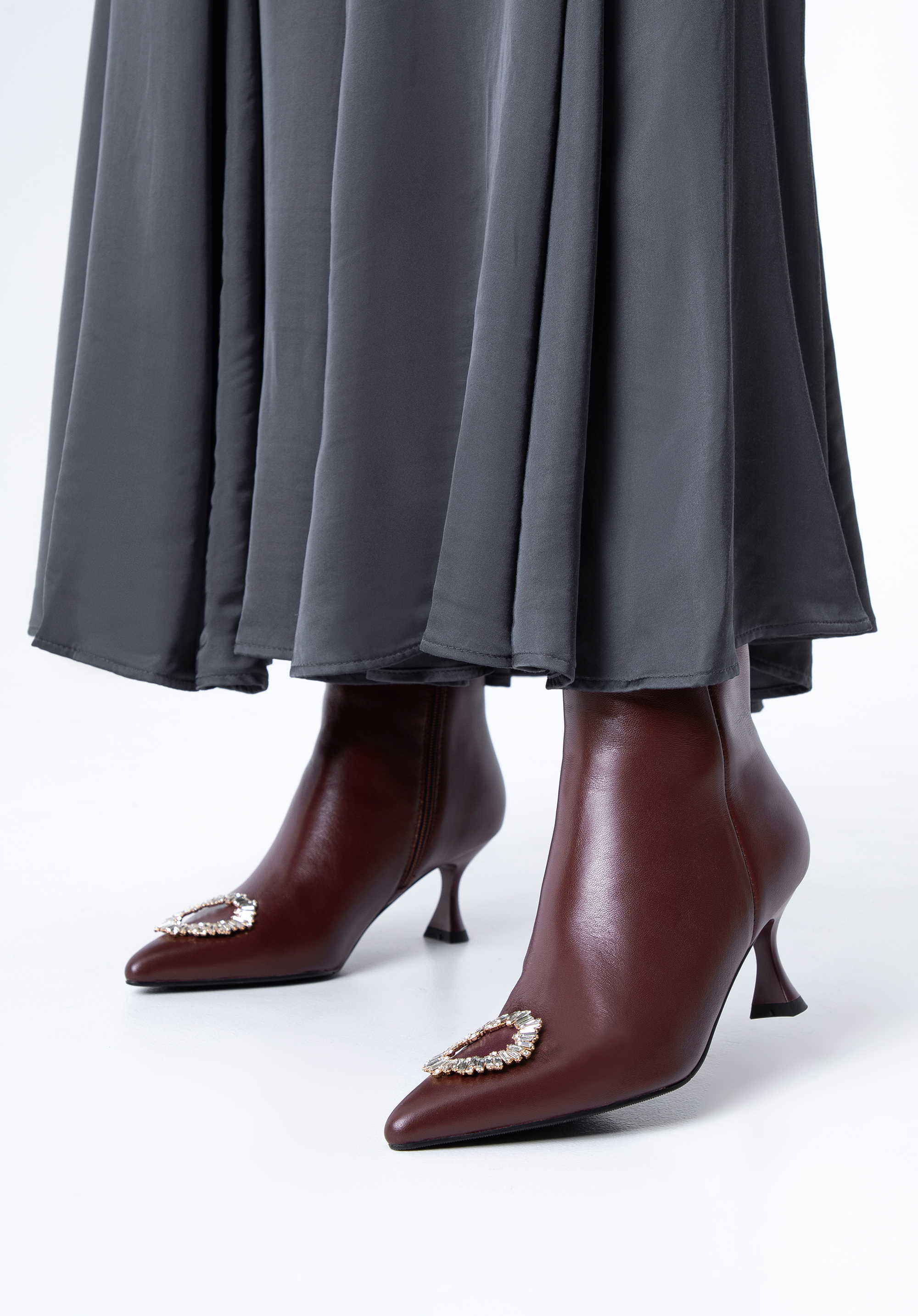 Botki skórzane z okrągłą klamrą na szpilce