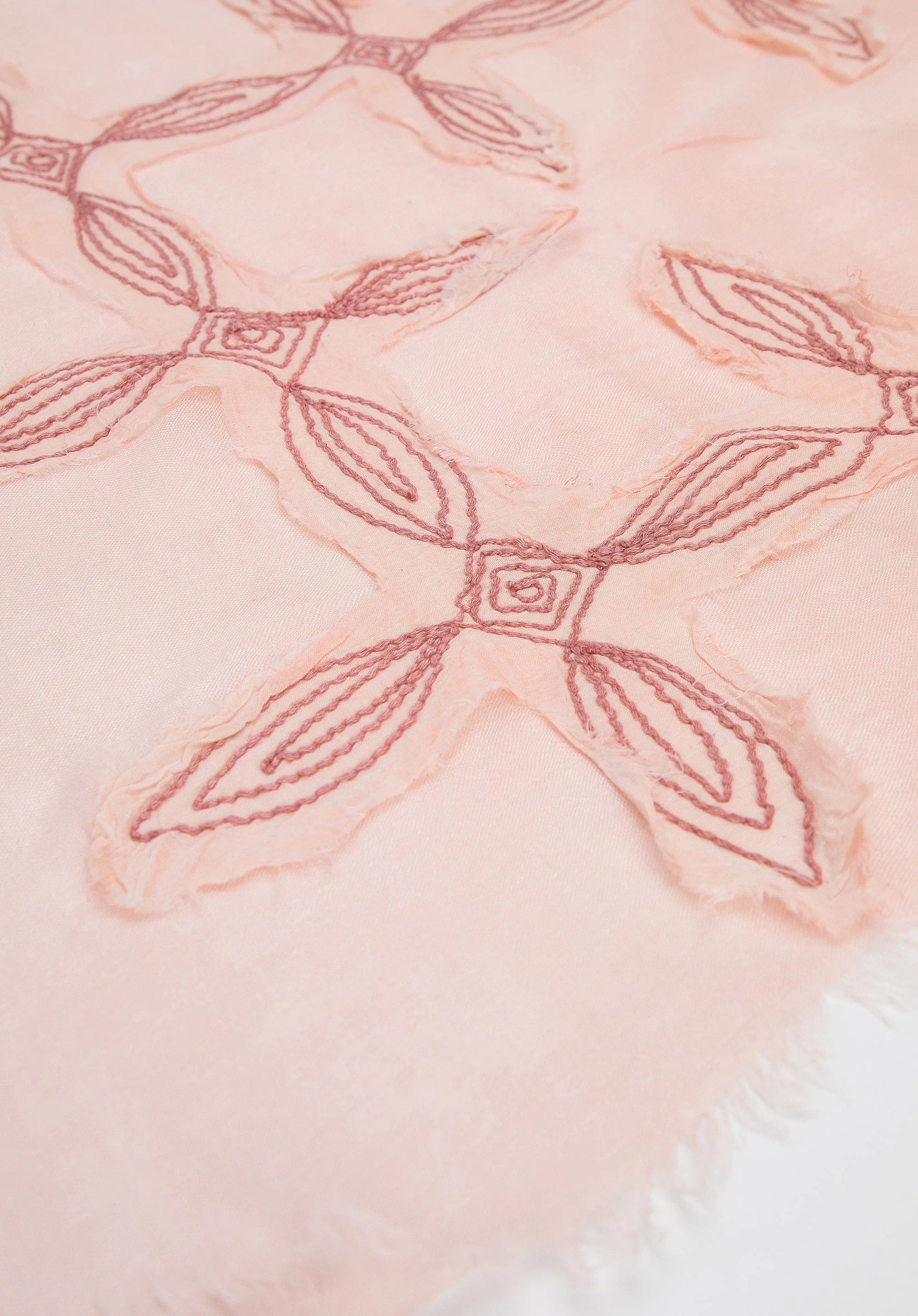 Damski szal z naszywanym wzorem