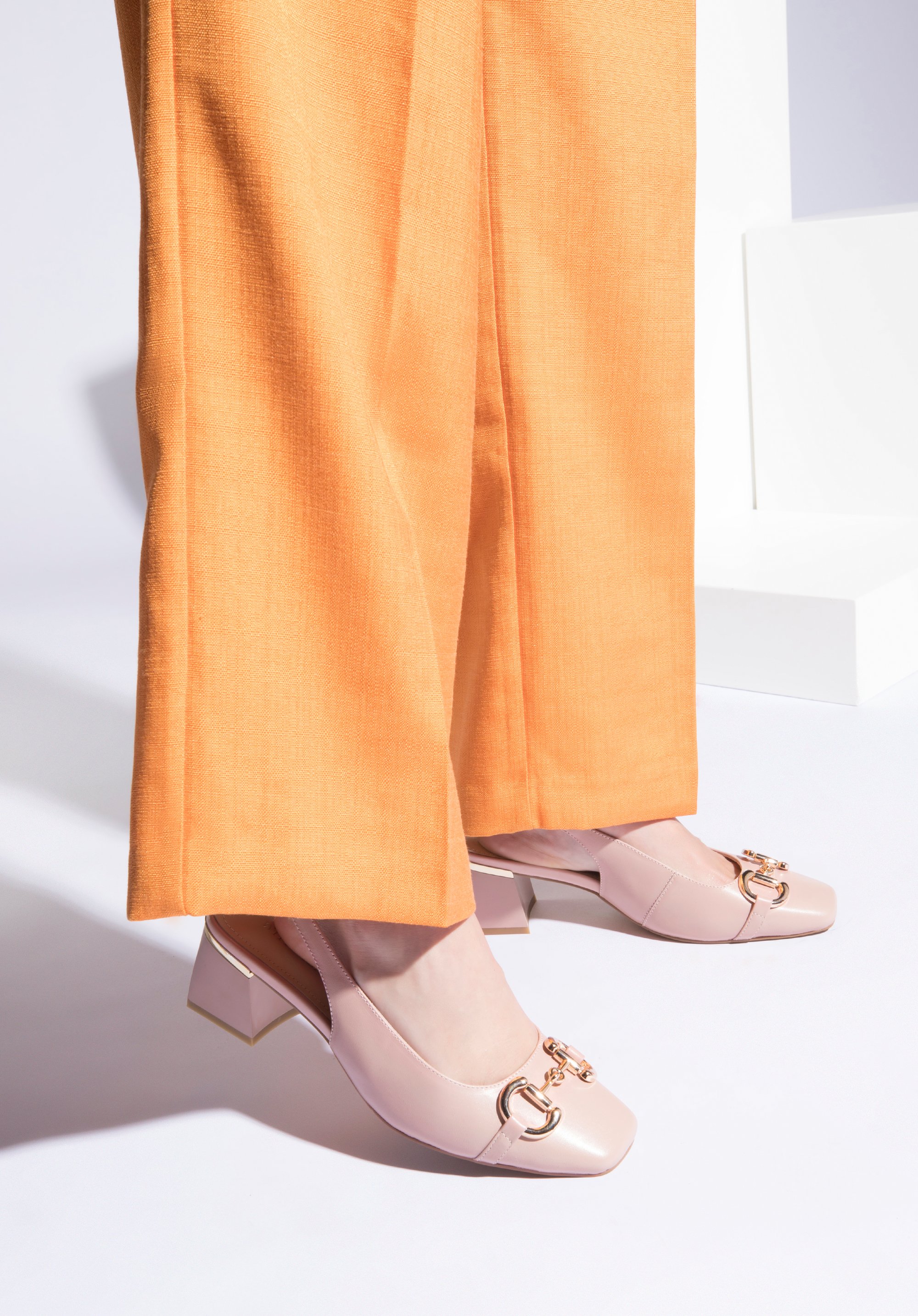 Czółenka ze skóry z klamerką