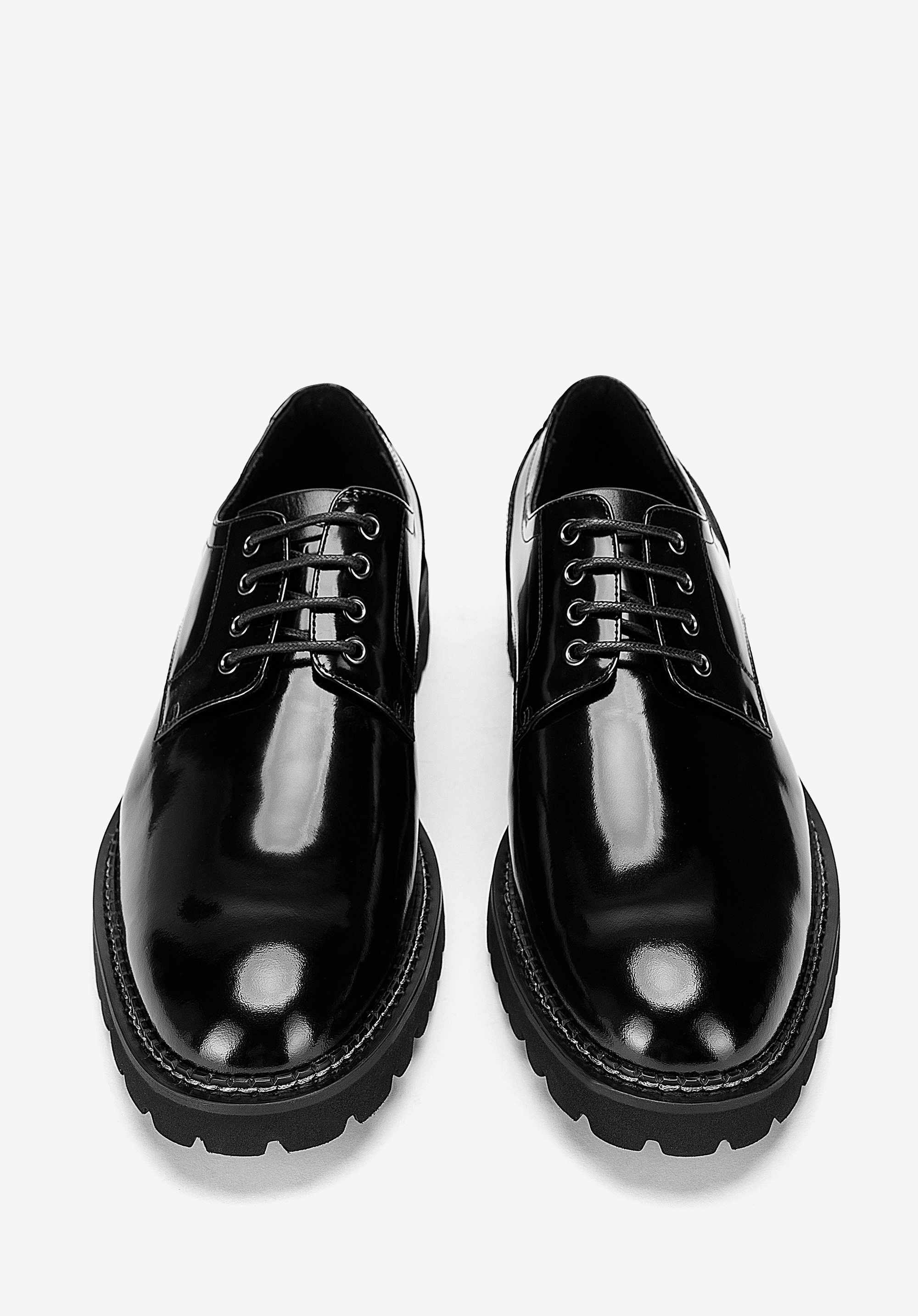 Męskie półbuty ze skóry lakierowanej na lekkiej podeszwie