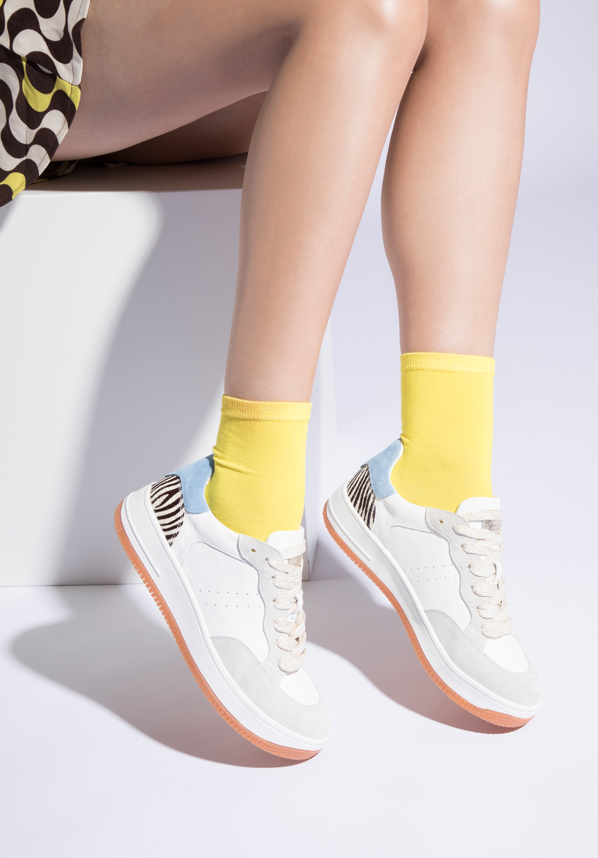 Damskie sneakersy skórzane ze wstawką z motywem zwierzęcym