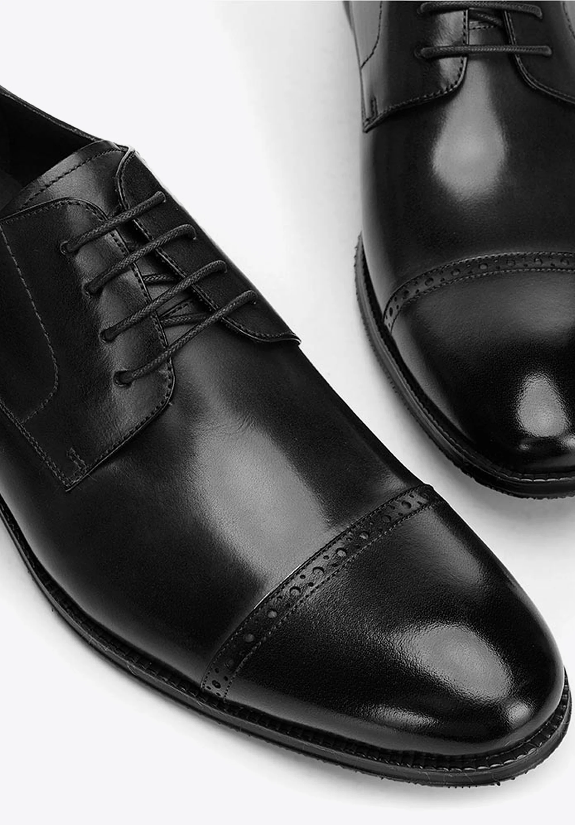 Buty do garnituru ze lśniącej skóry