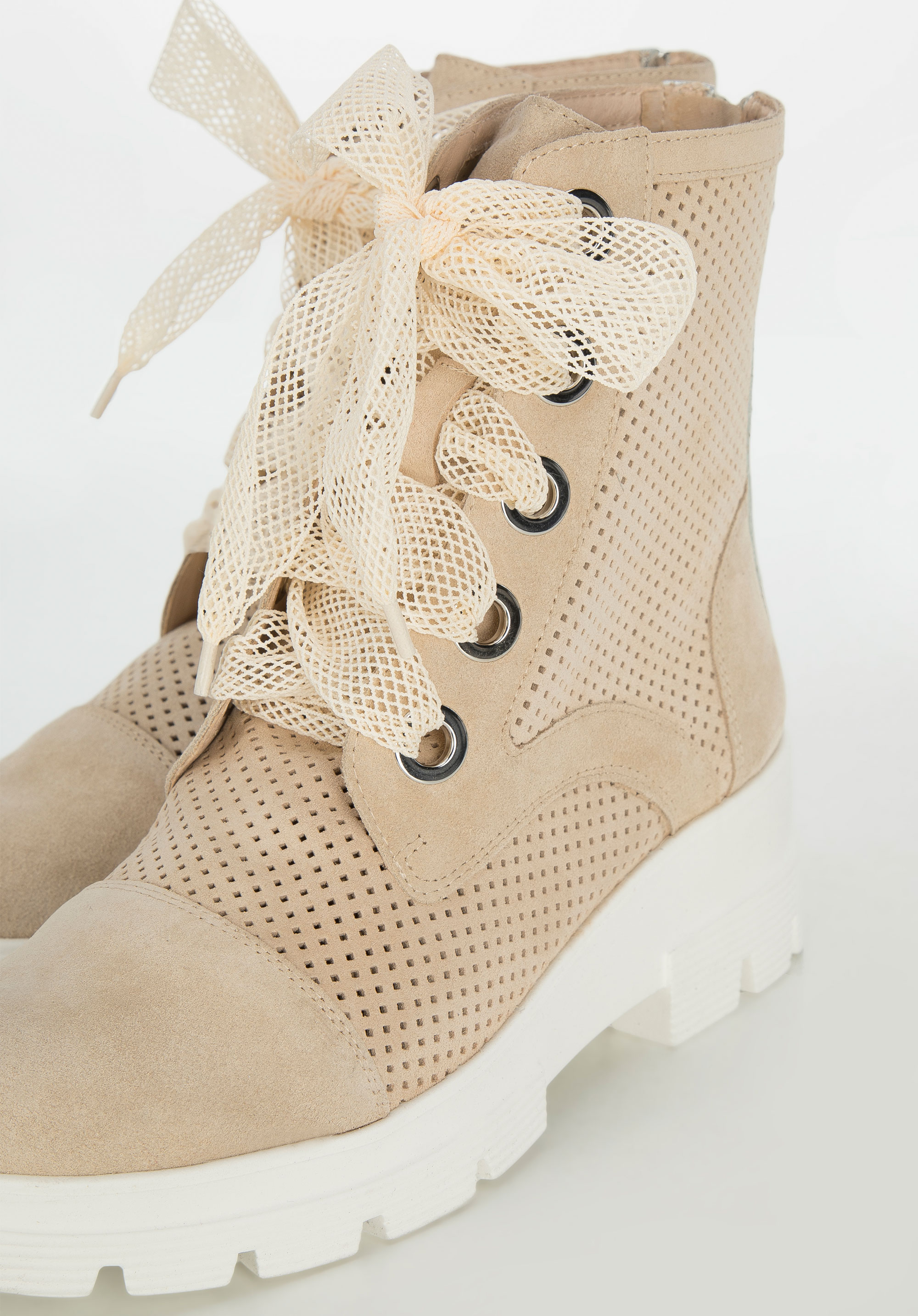 Damskie trapery z ażurowego zamszu