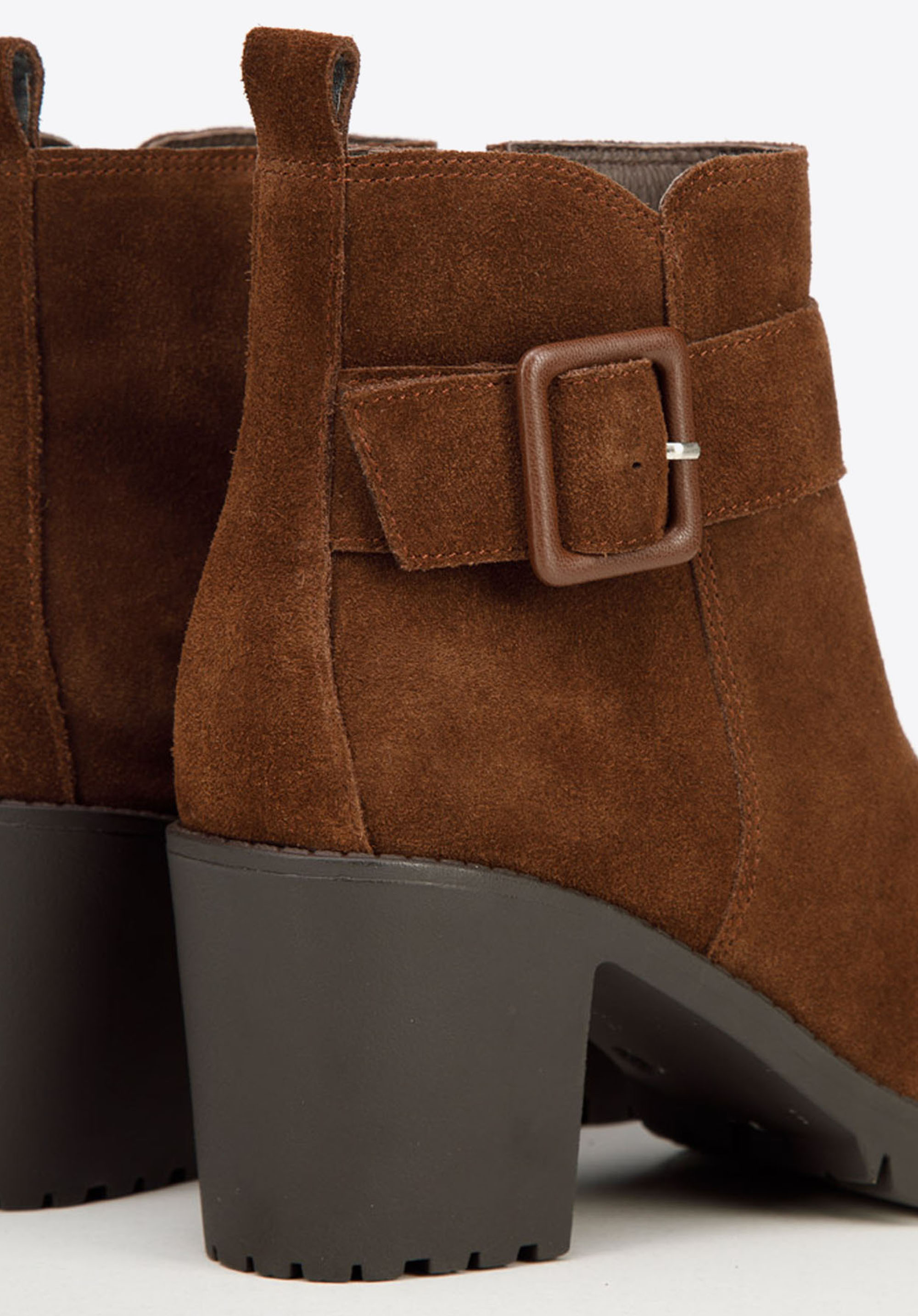 Damskie botki zamszowe z ozdobną klamrą