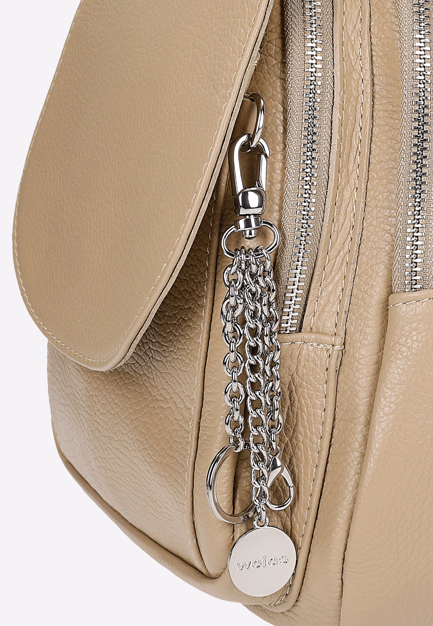 Beżowy skórzany plecak damski ze srebrną zawieszką
