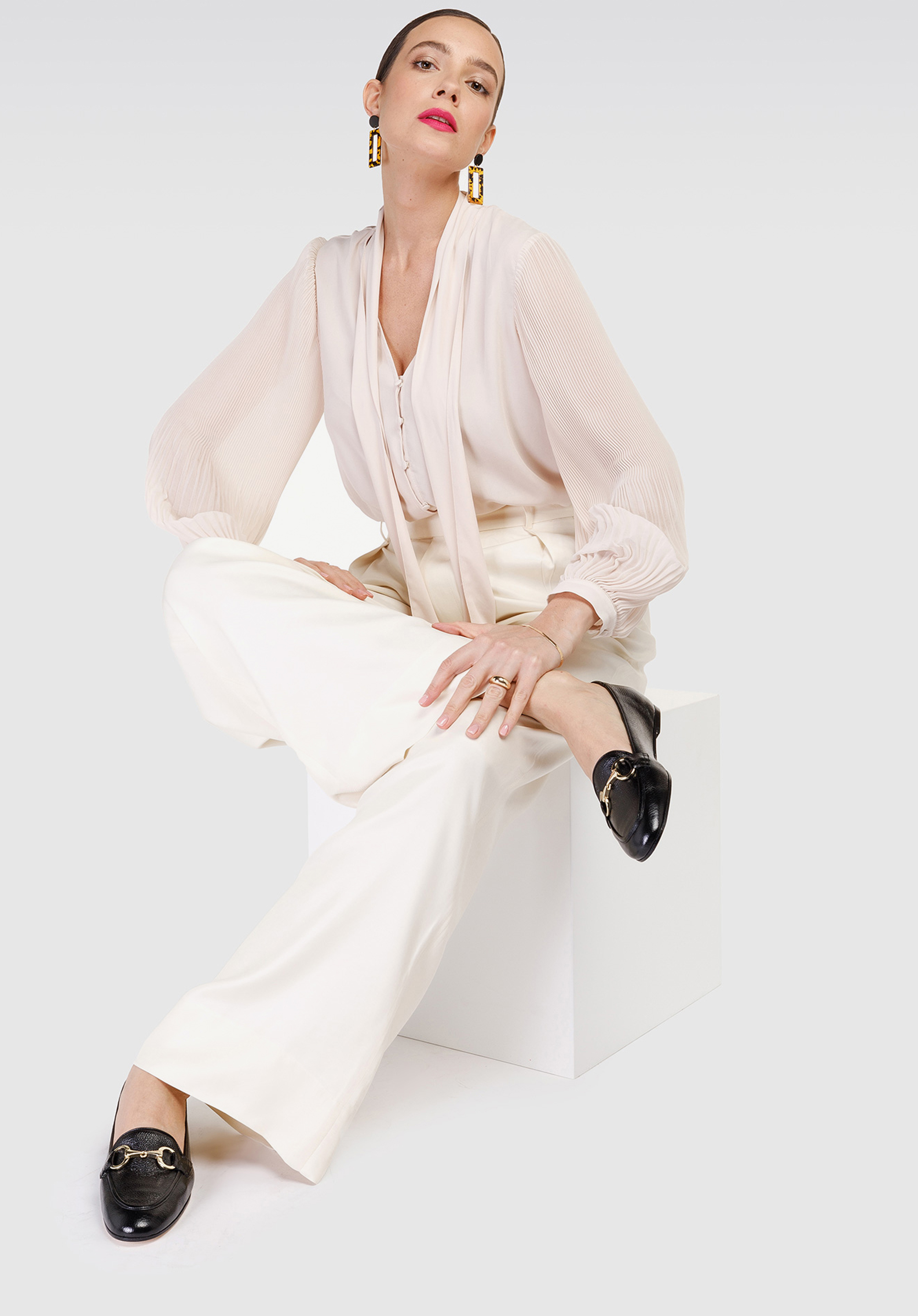 Damskie mokasyny skórzane z klamerką na płaskim obcasie