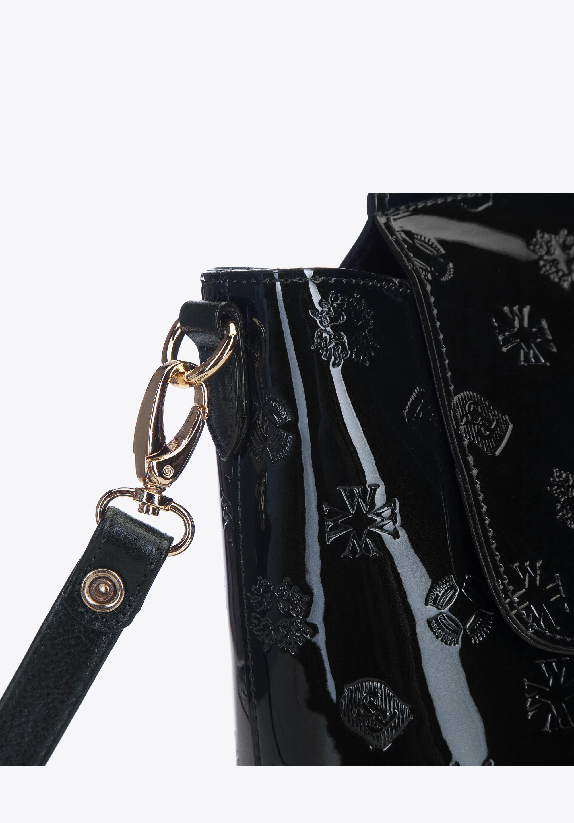 Kuferek lakierowany z klapą i tłoczeniami