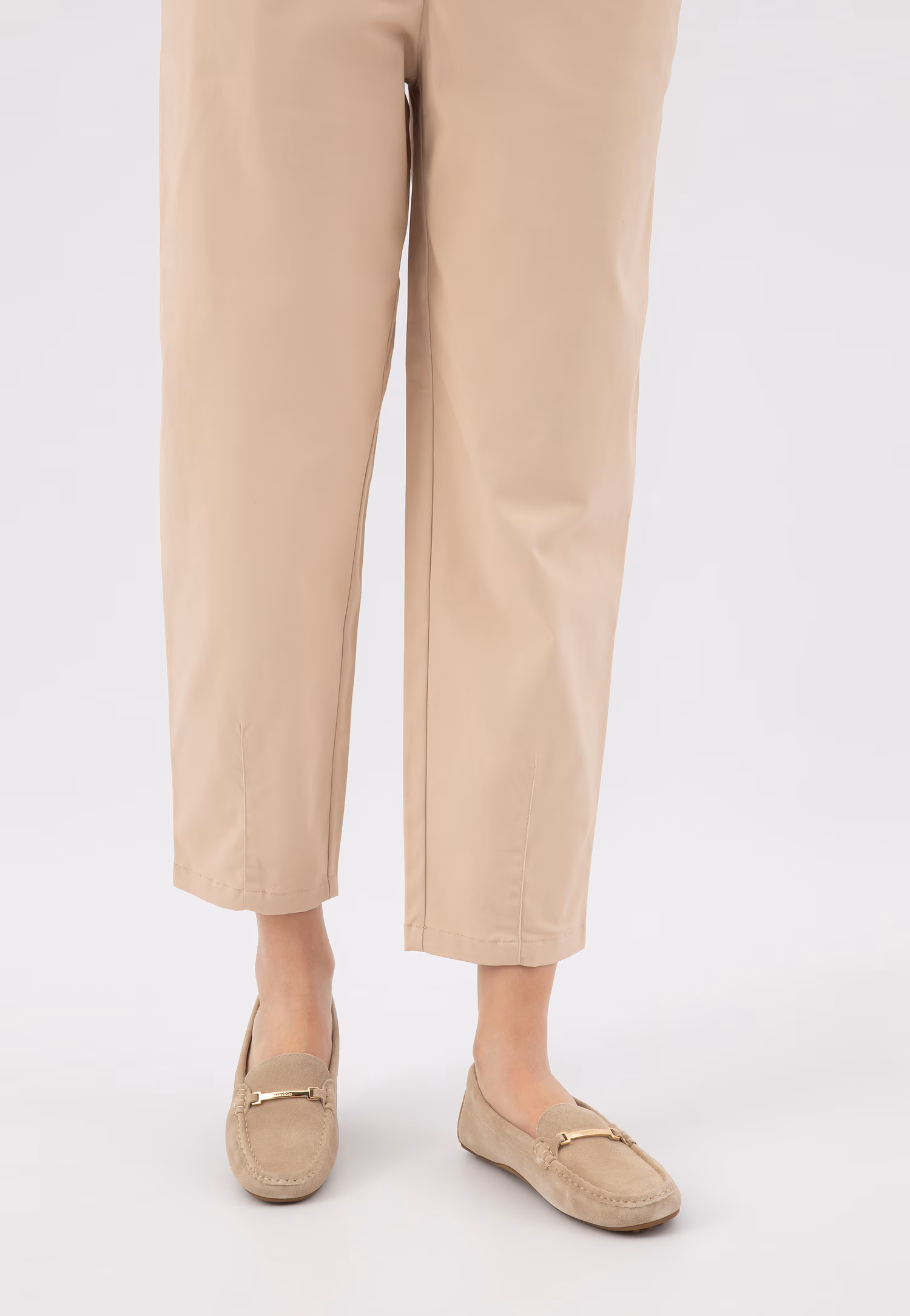 Beżowe mokasyny damskie na podeszwie typu driver