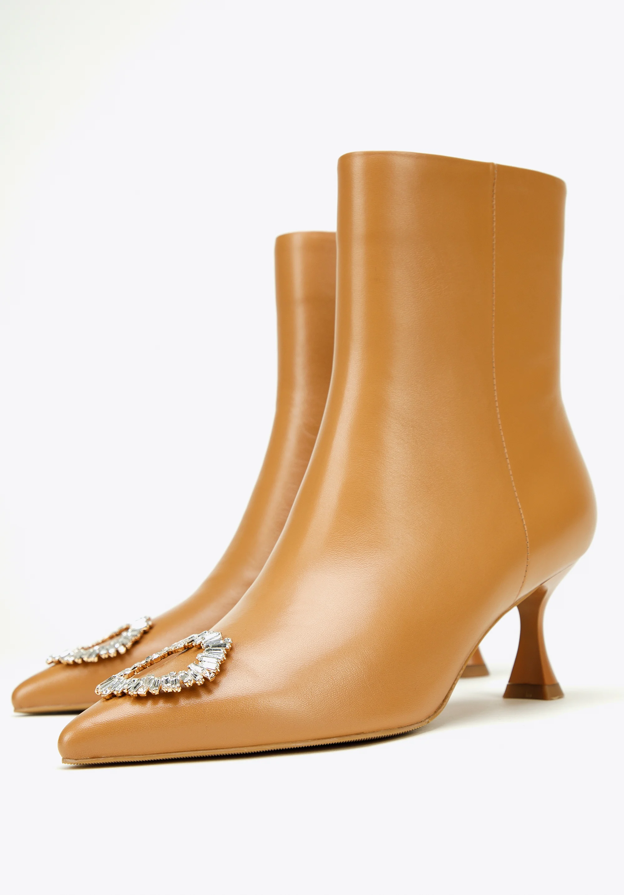 Botki skórzane z okrągłą klamrą na szpilce