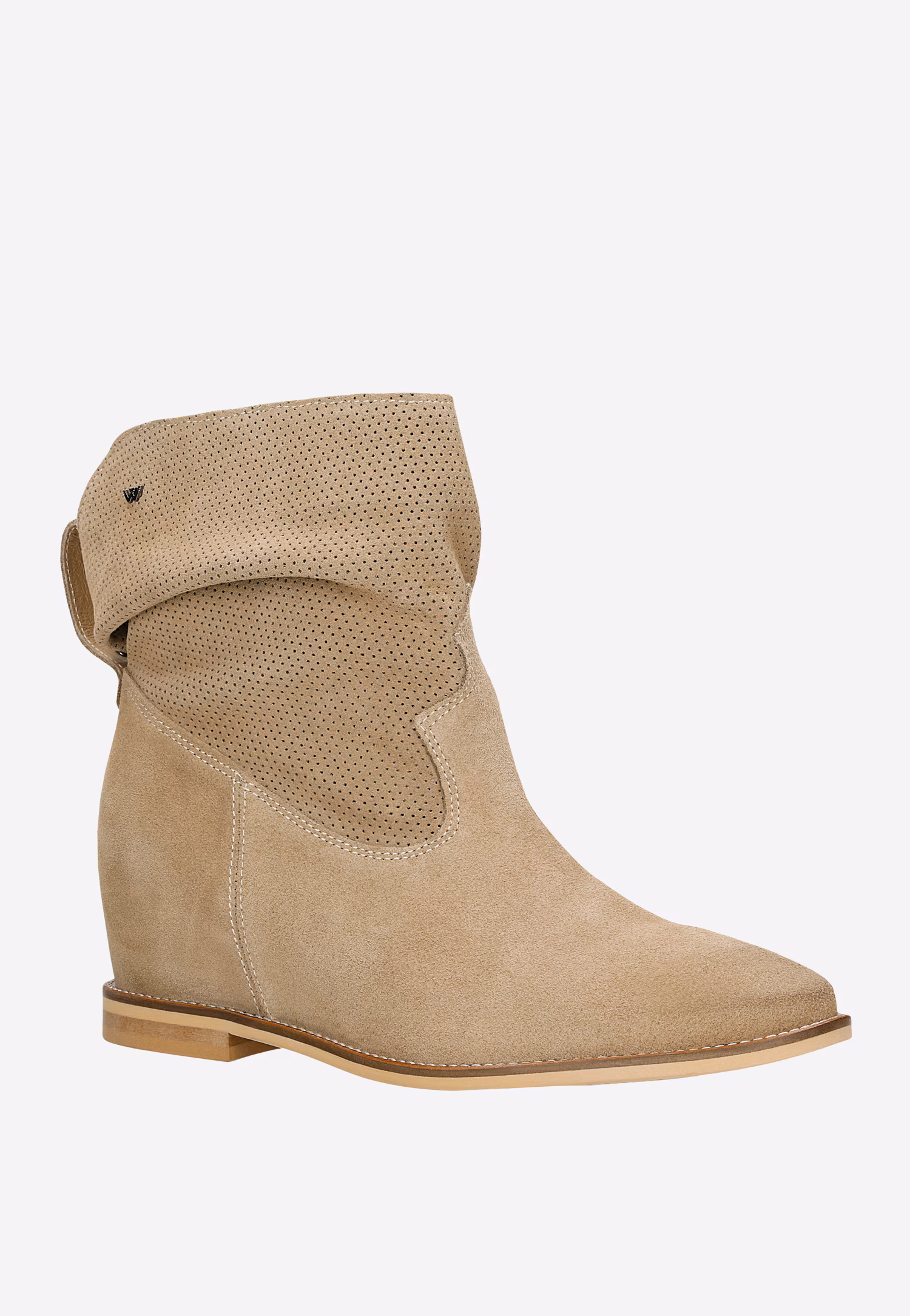 Beżowe botki na koturnie z ażurową cholewką