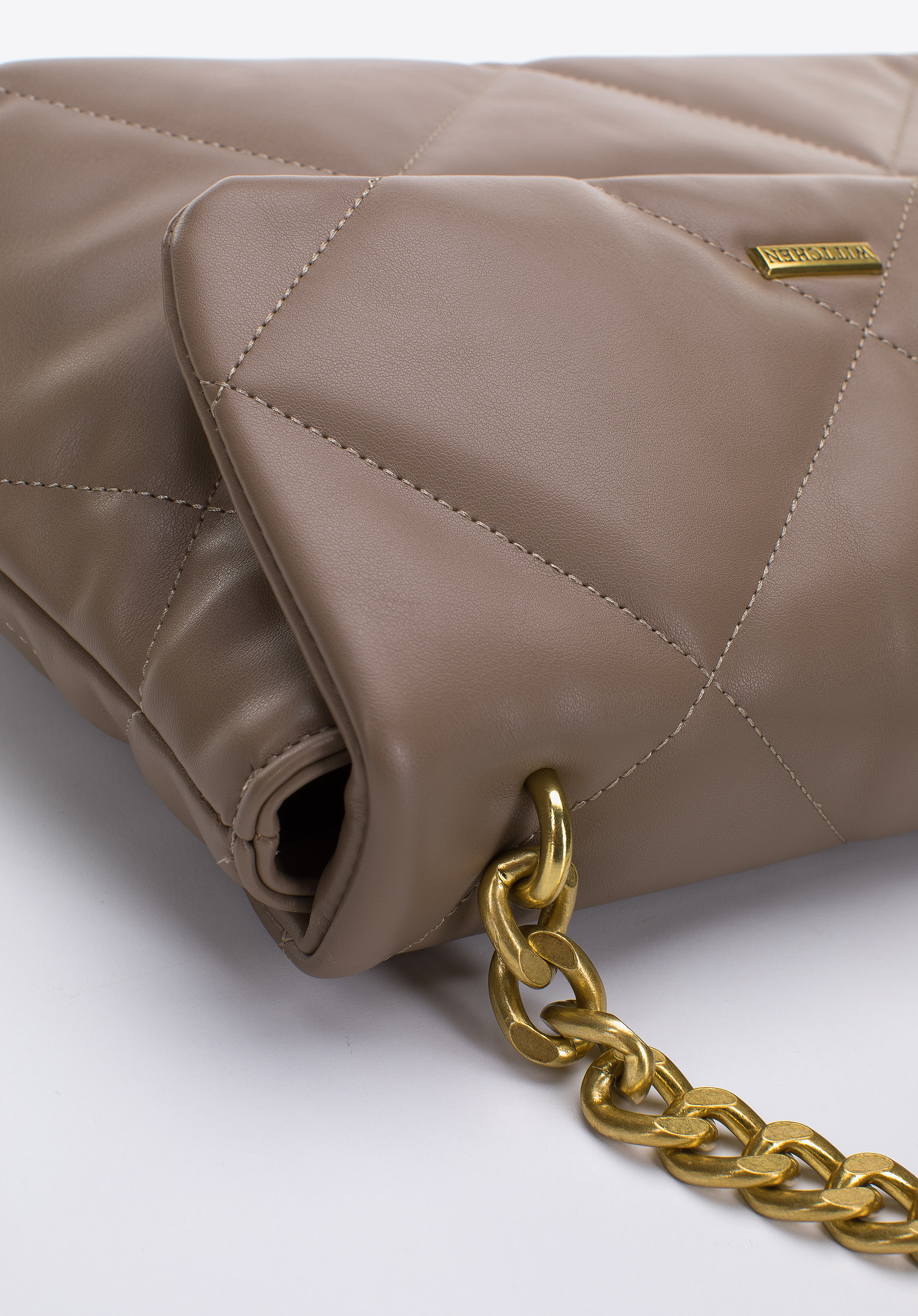 Torebka kuferek z miękkiej ekoskóry pikowana na łańcuszku