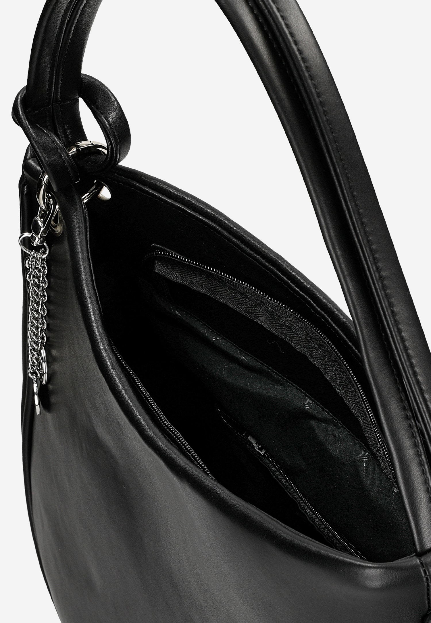 Czarna skórzana torebka damska z breloczkiem