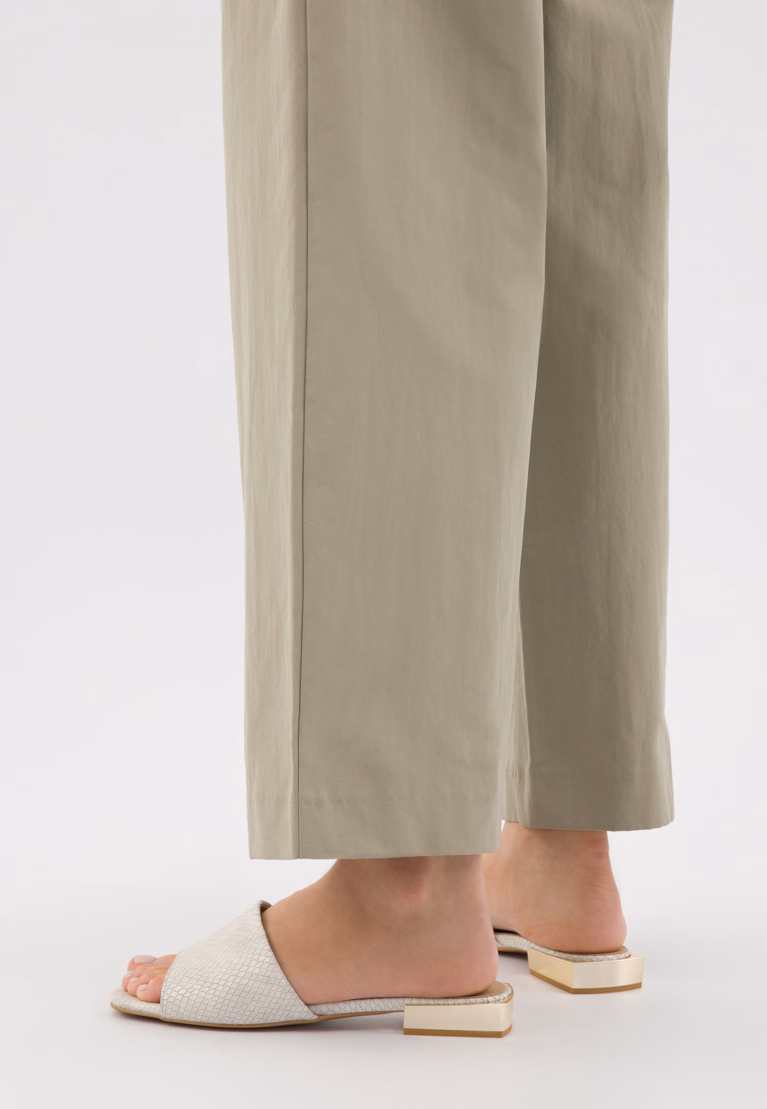 Beżowe klapki z tłoczona skórą i złotym obcasem