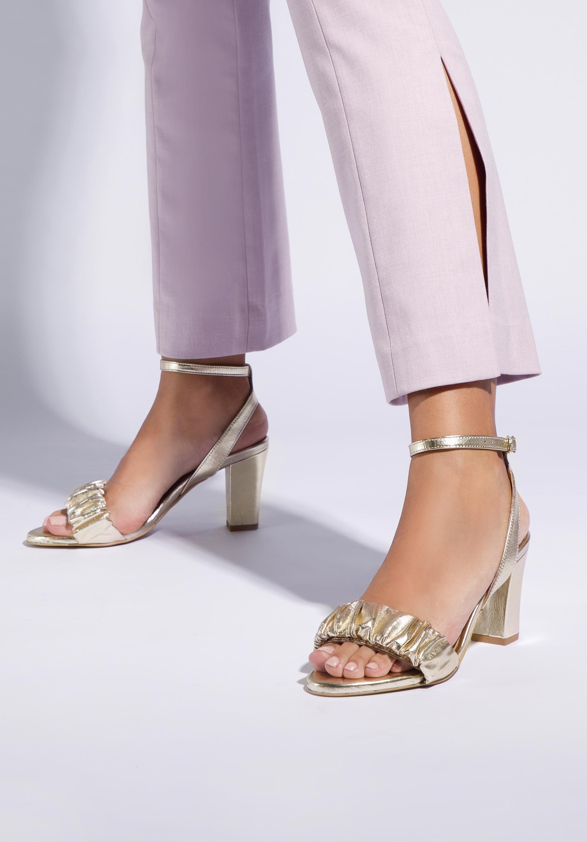 Damskie sandały z marszczonej skóry na słupku