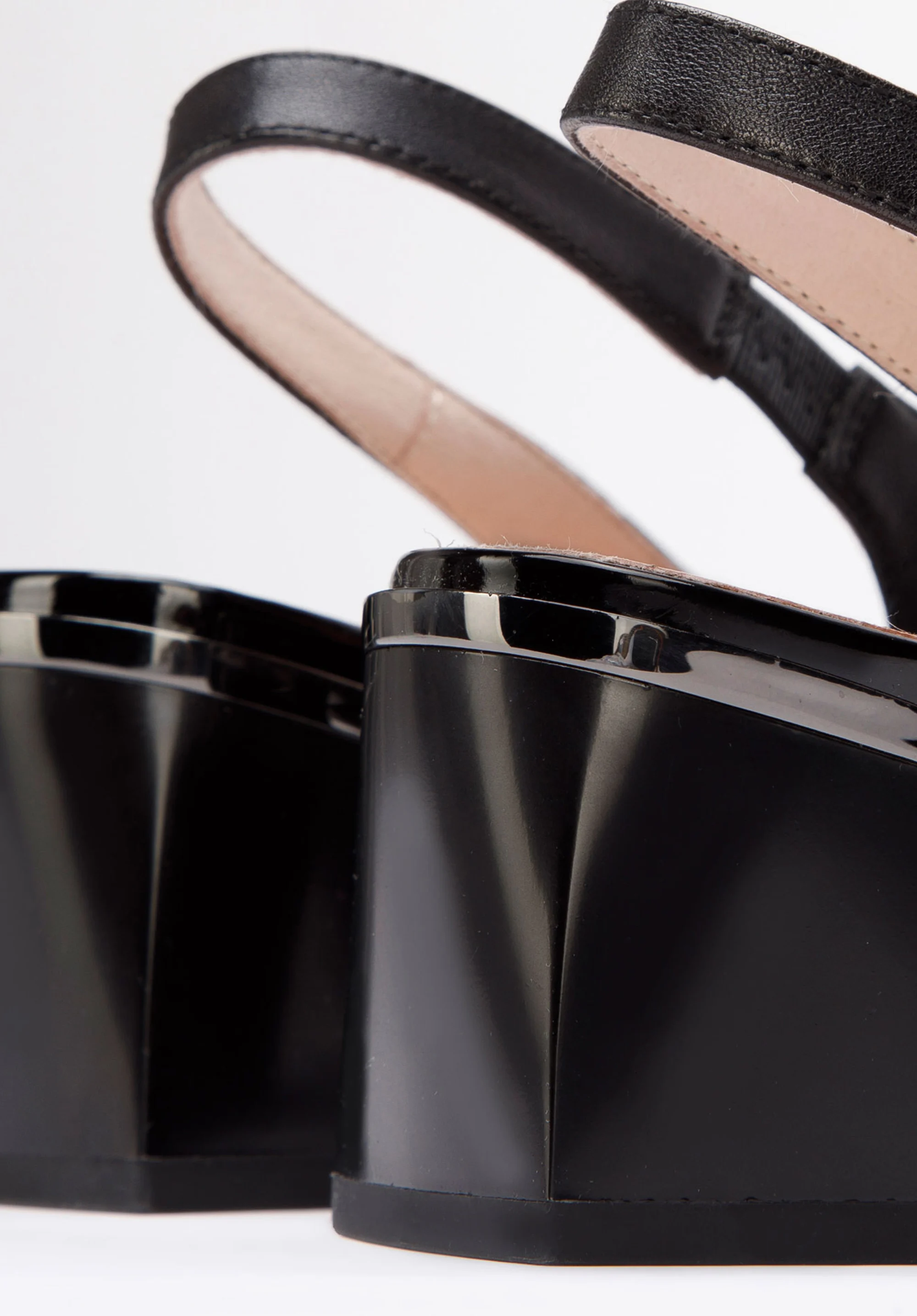 Czółenka skórzane na słupku z klamrą