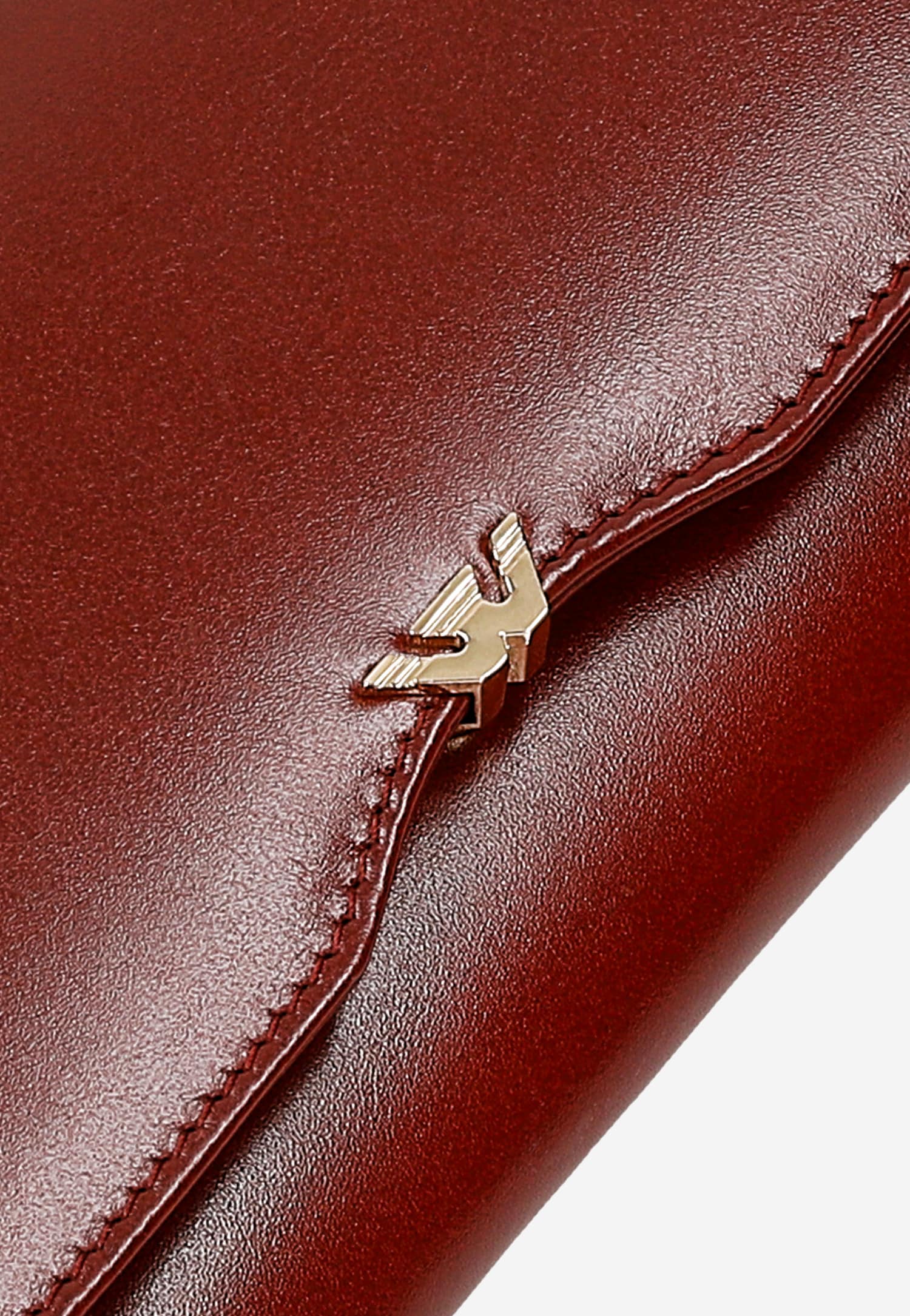 Duży czerwony portfel z lakierowanej skóry z lekko metalicznym połyskiem