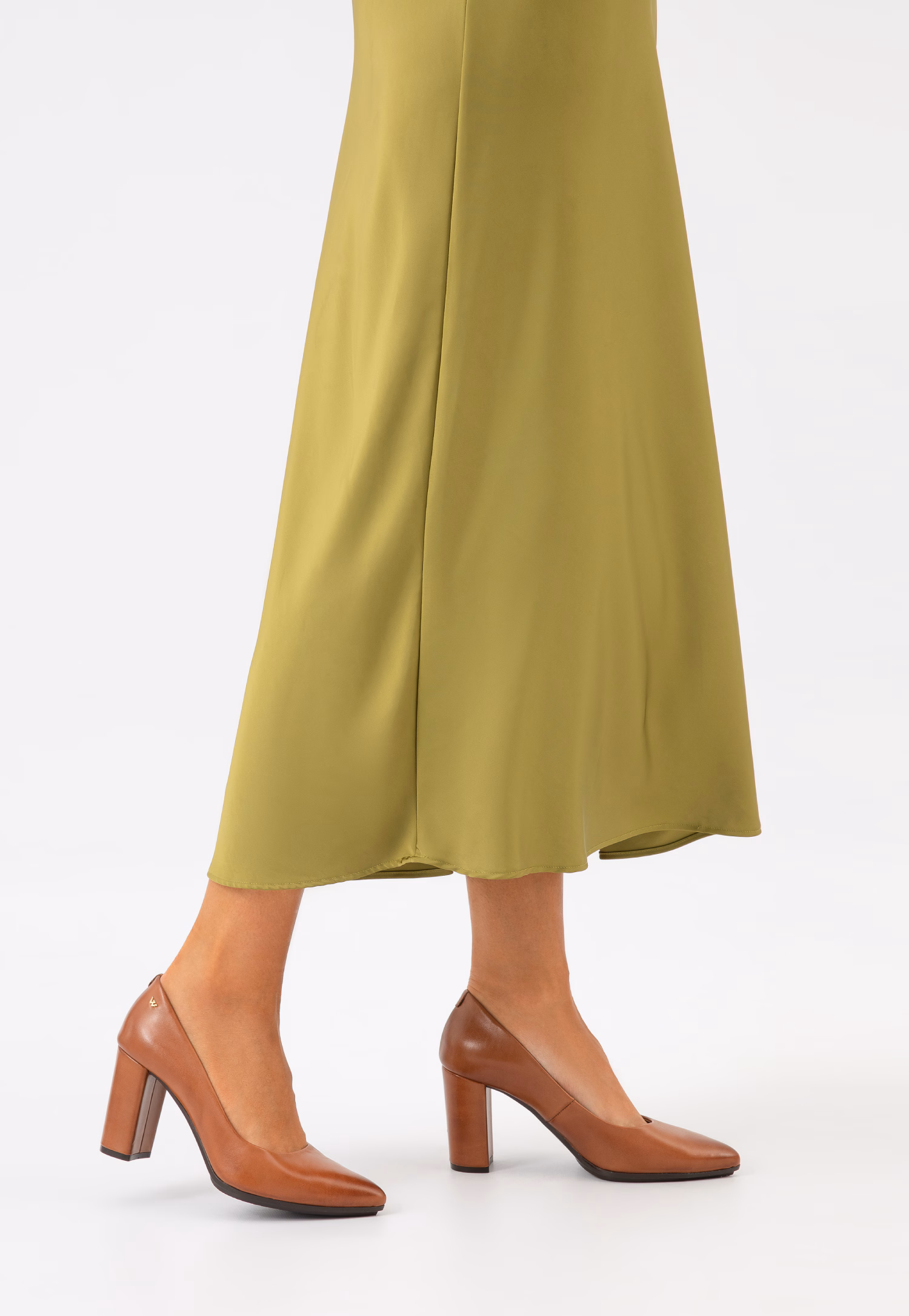 Czarne czółenka na słupku