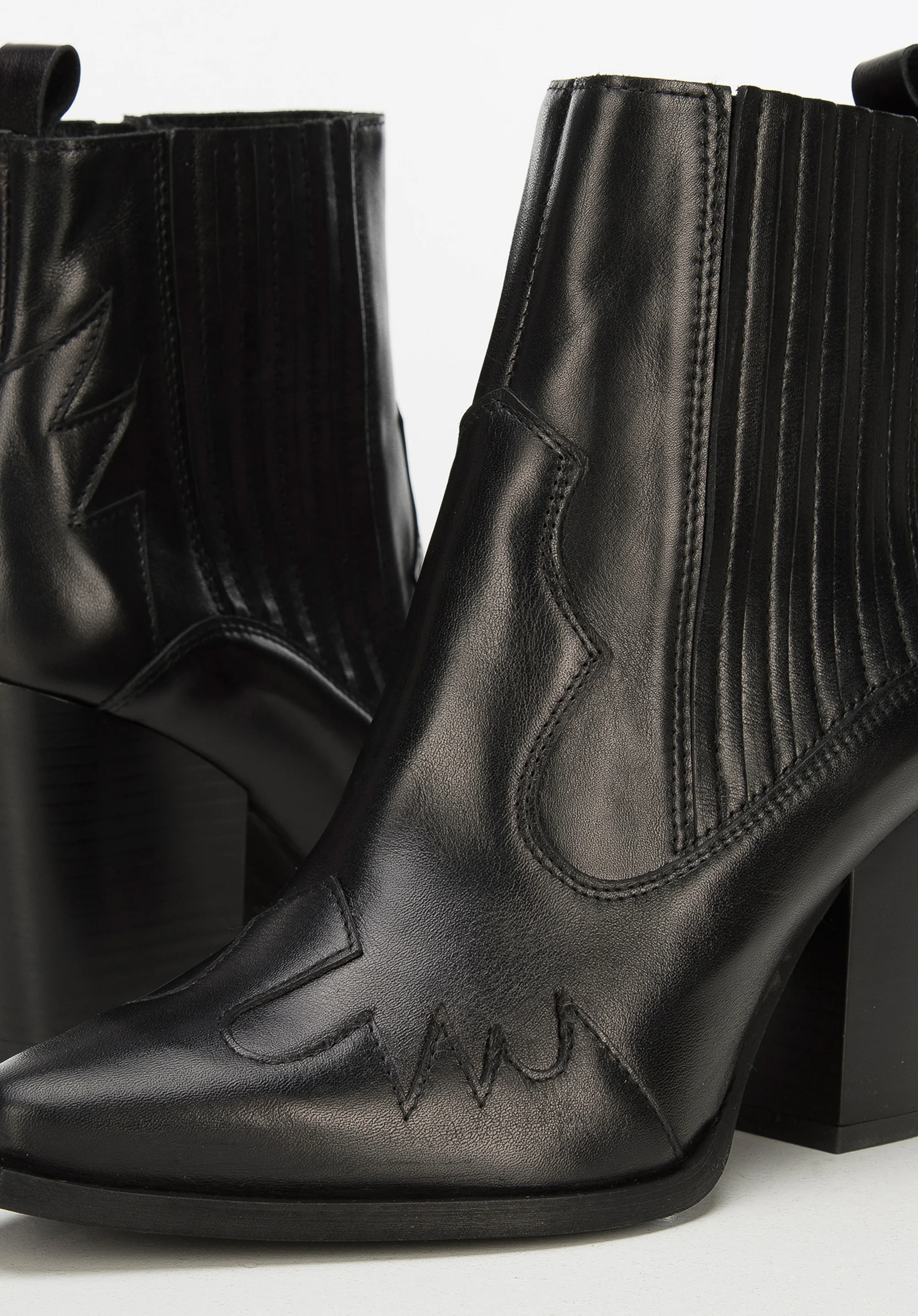 Kowbojki skórzane krótkie z kanciastym noskiem