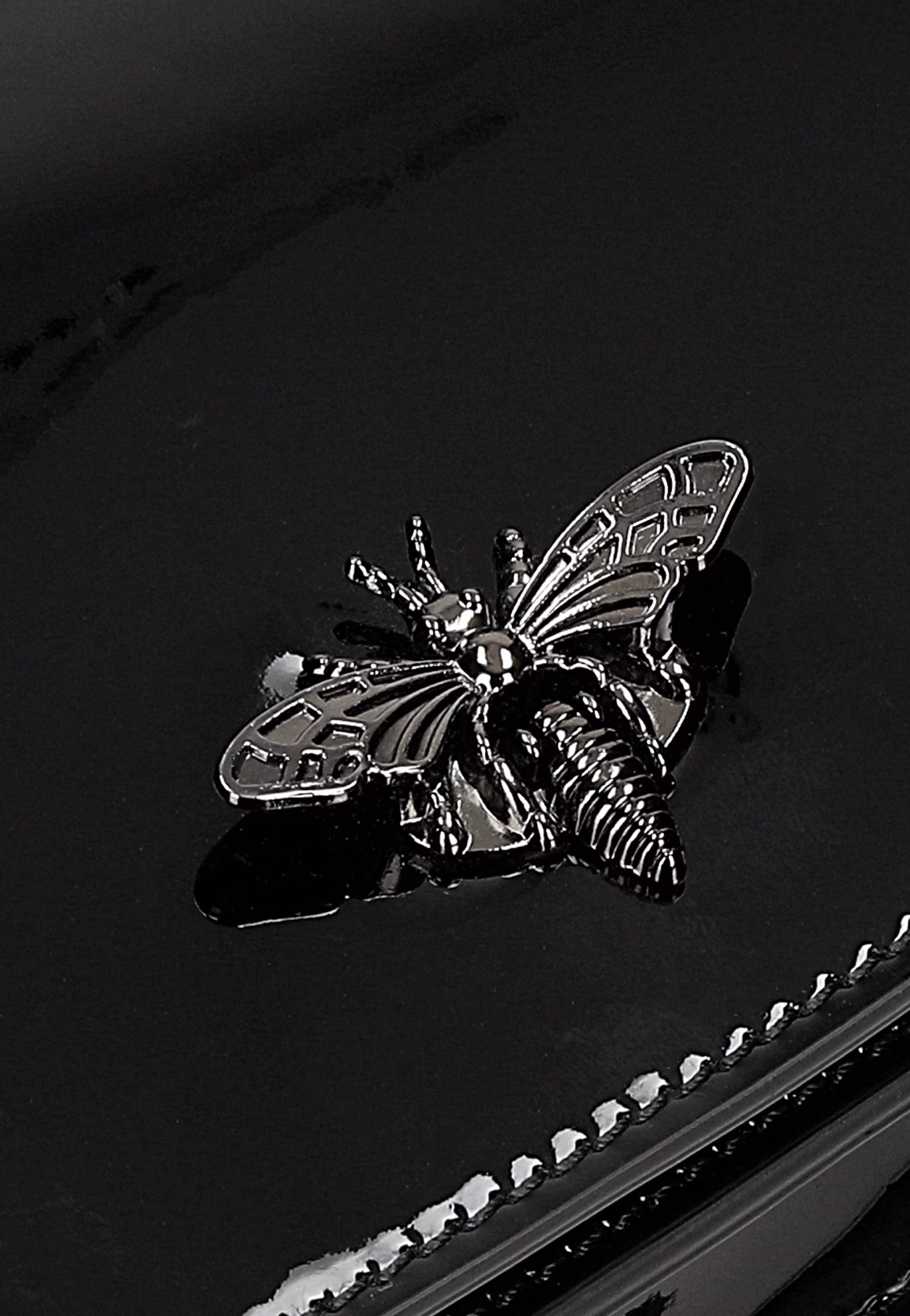 Beżowa skórzana torebka z owadem