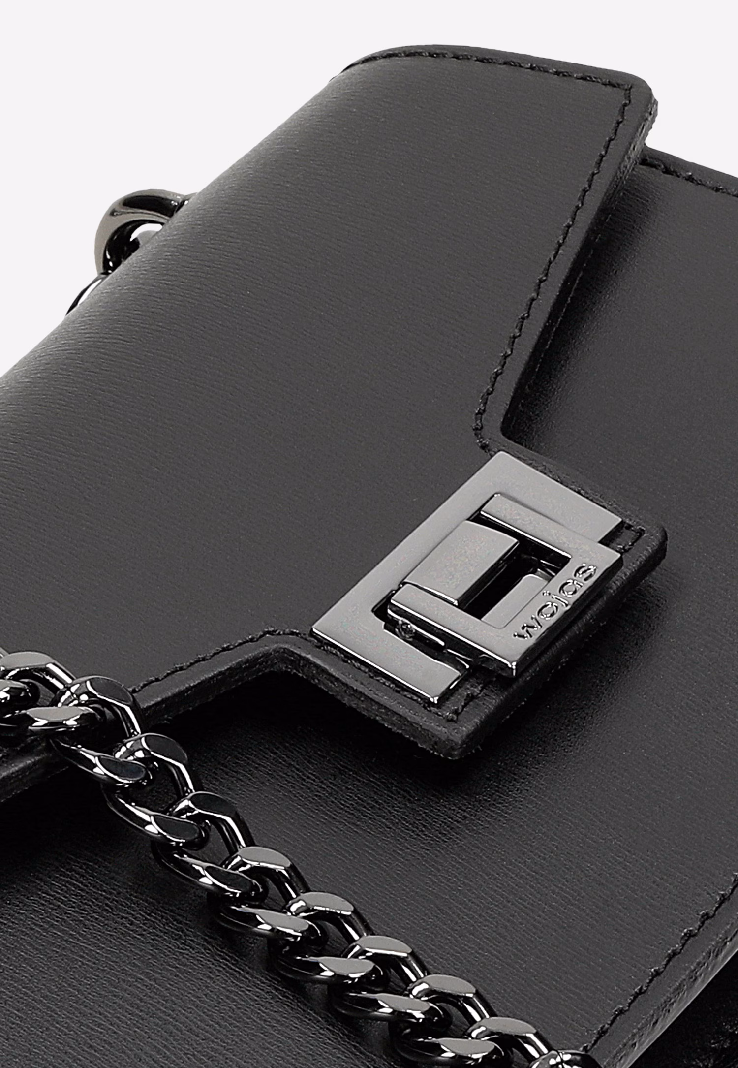 Czarna skórzana torebka damska z metalowym łańcuchem