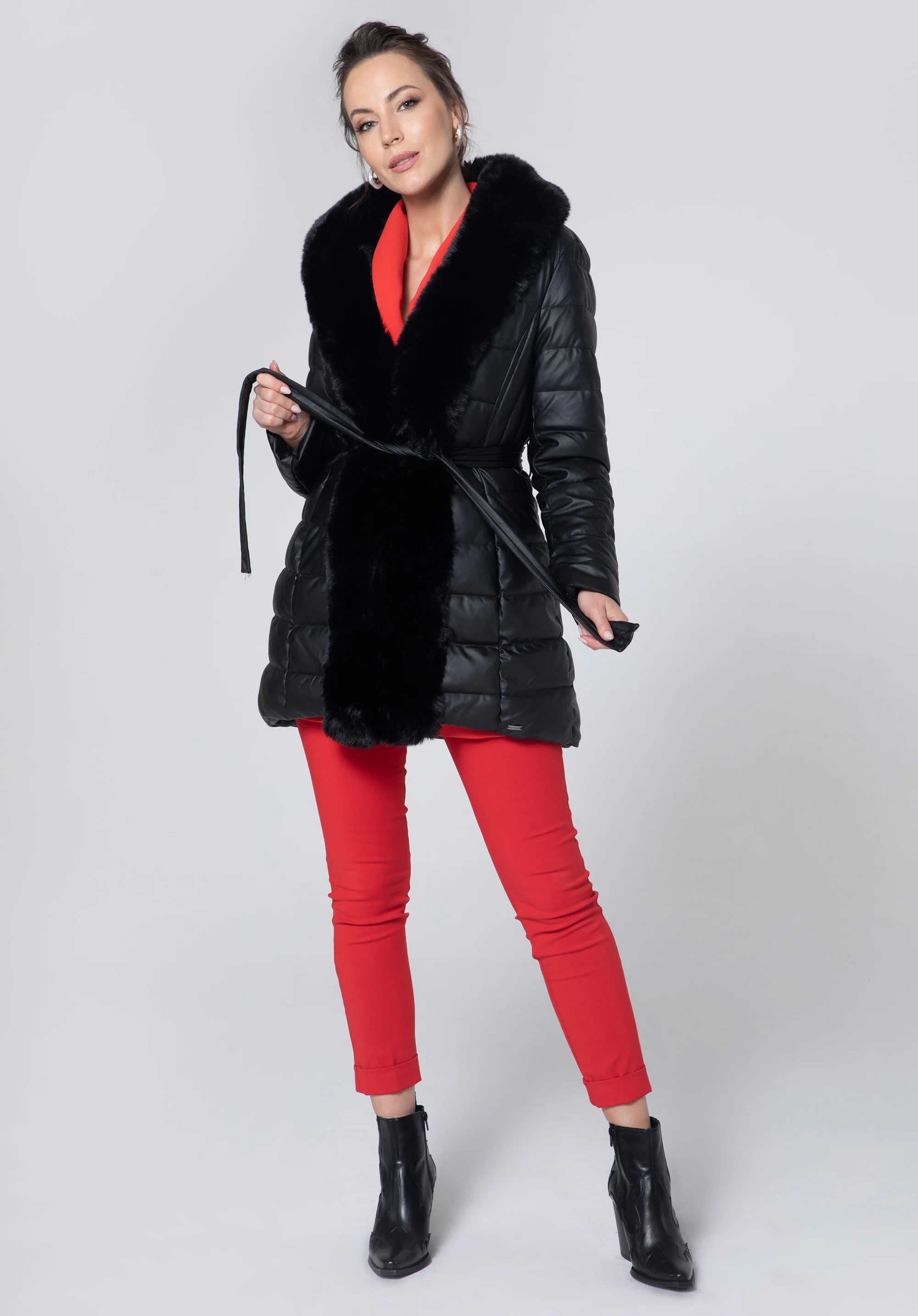 Damska kurtka z pikowanej ekoskóry z futerkiem