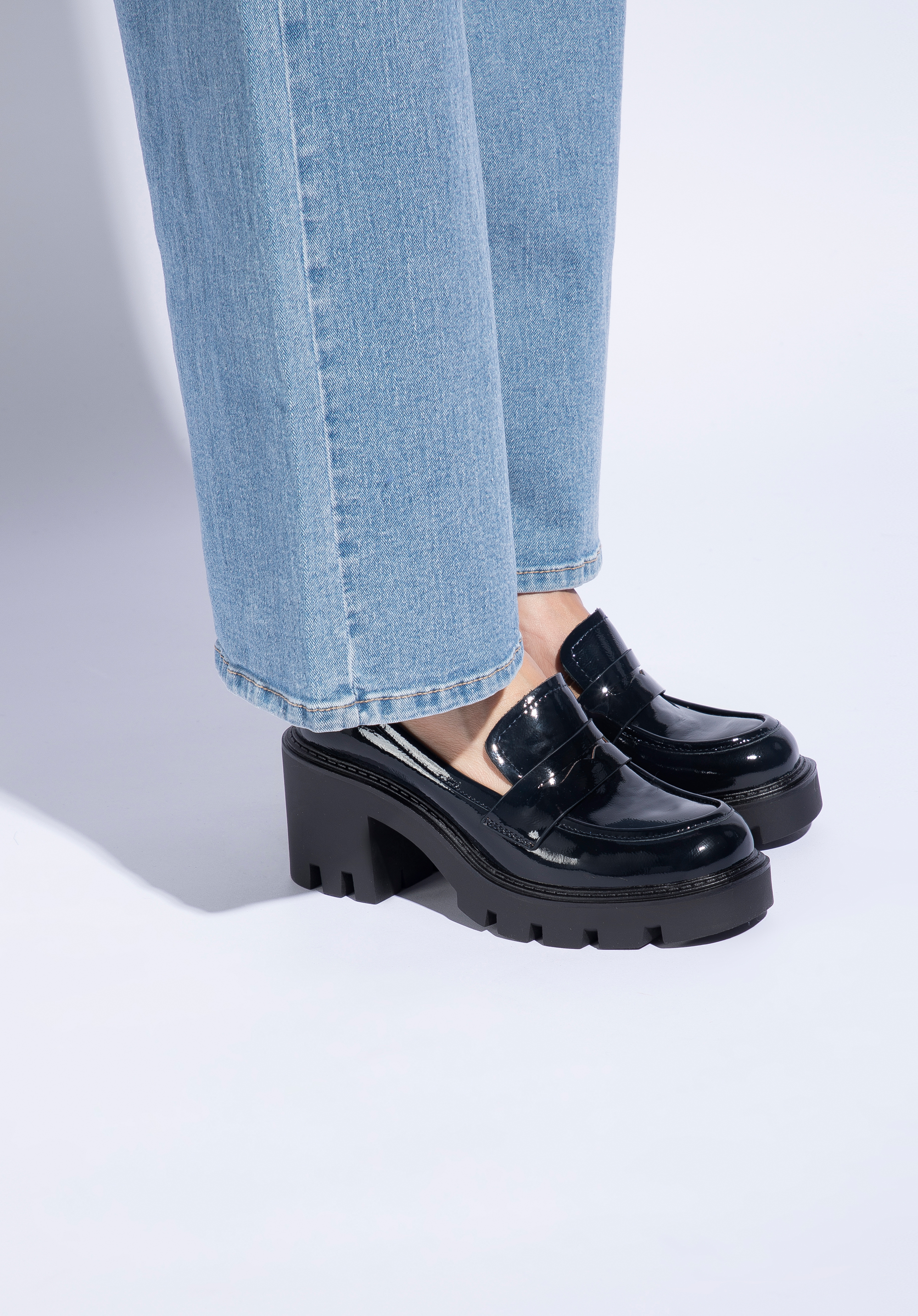 Czółenka ze skóry lakierowanej na grubej platformie z bieżnikiem