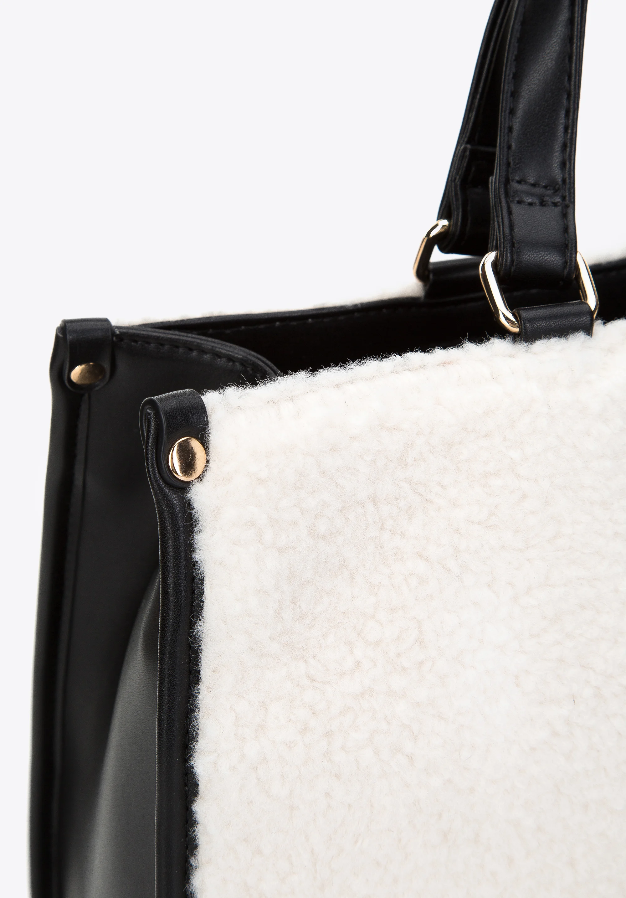 Torebka kuferek ze wstawkami ze sztucznego futerka