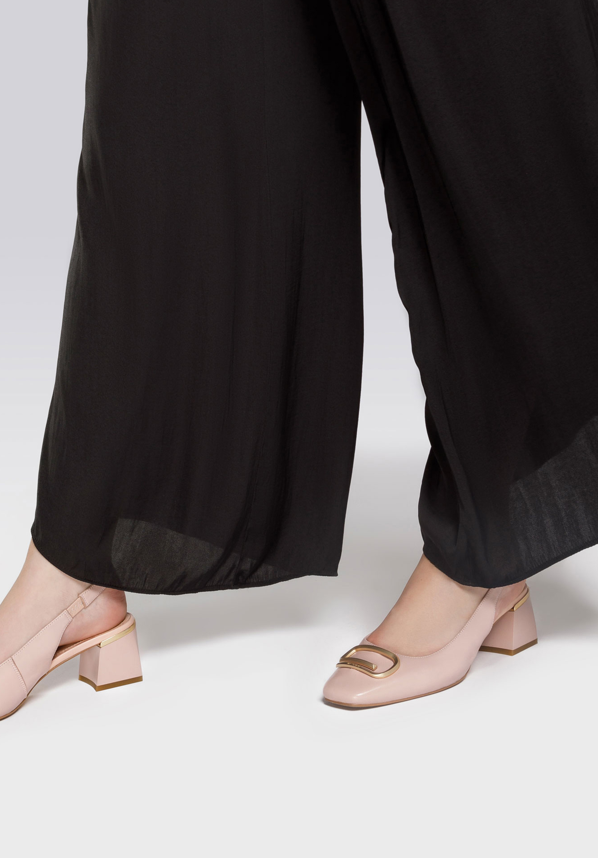 Czółenka skórzane na słupku z klamrą