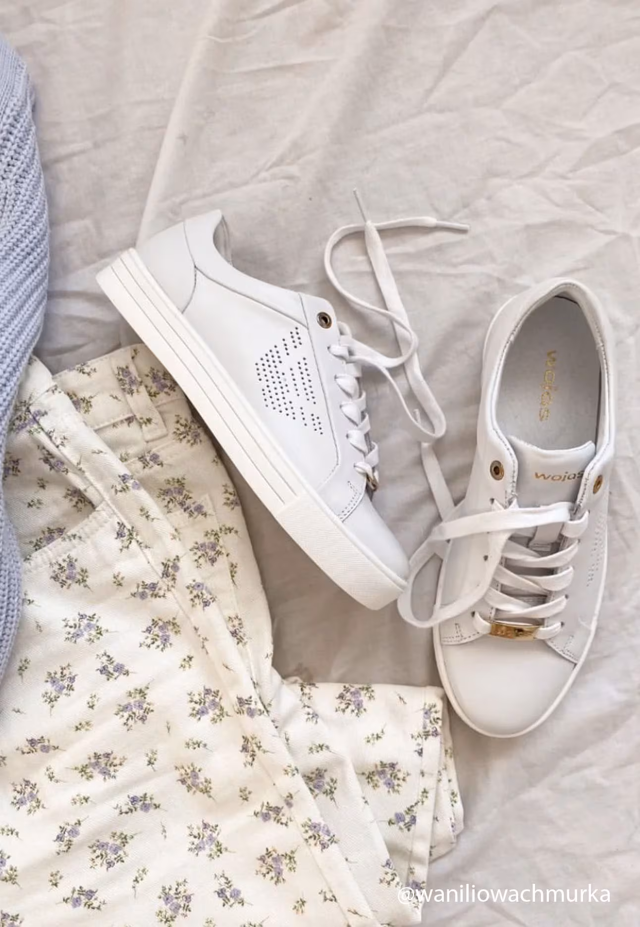 Białe półbuty damskie z dziurkowanym logo