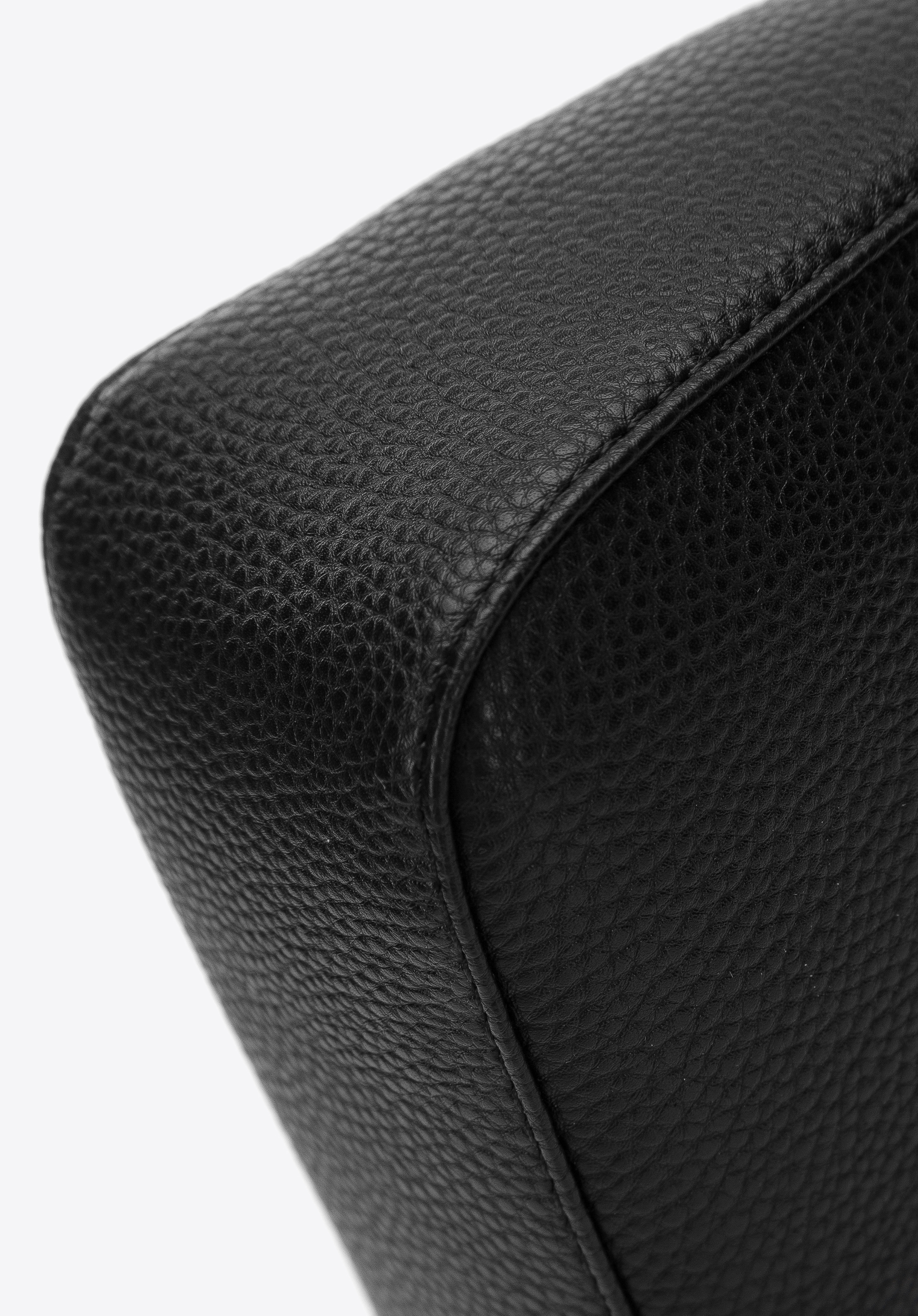 Damska torebka bagietka z groszkowanej ekoskóry z łańcuszkiem