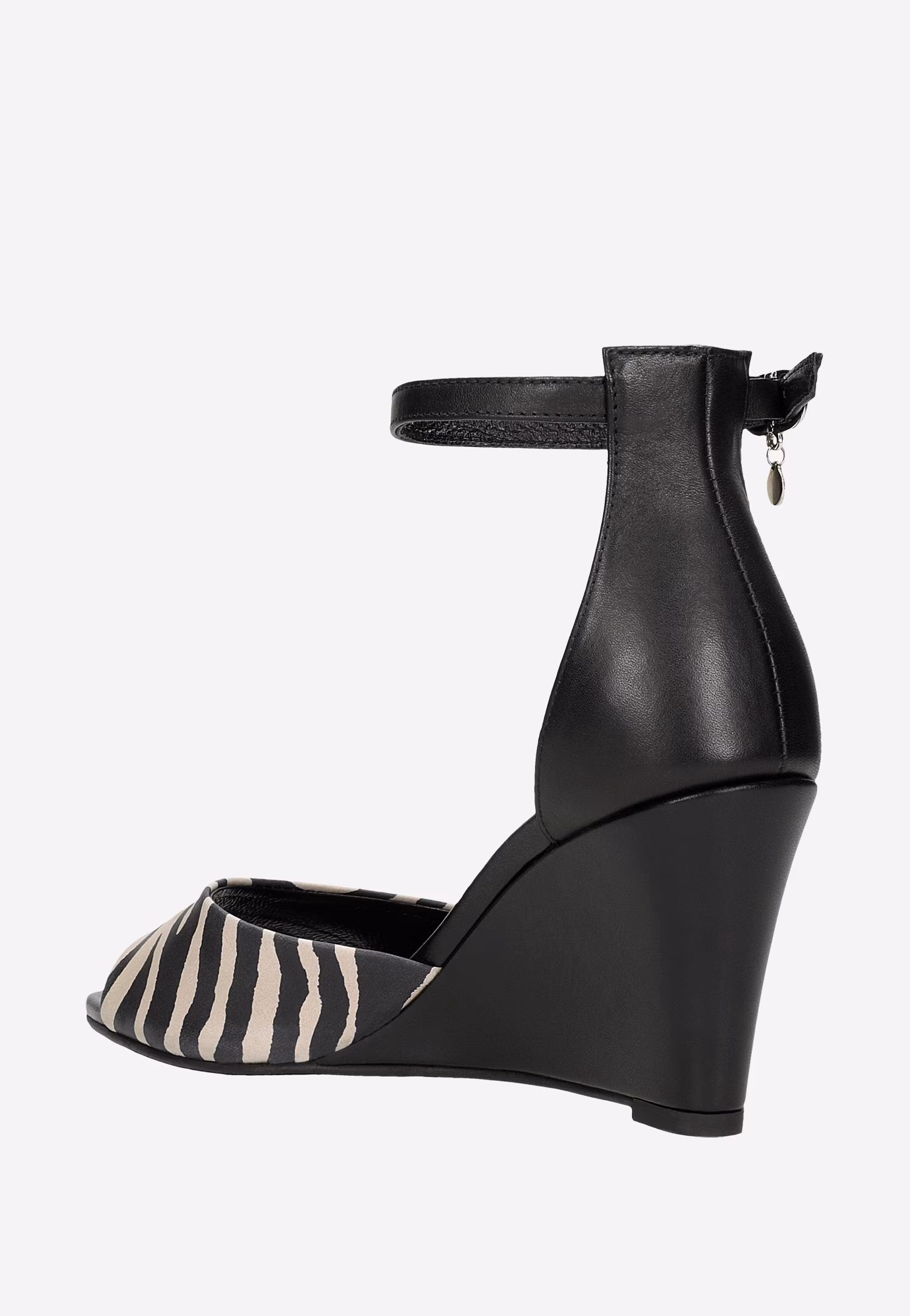 Czarne sandały na koturnie w czarno-beżowe paski