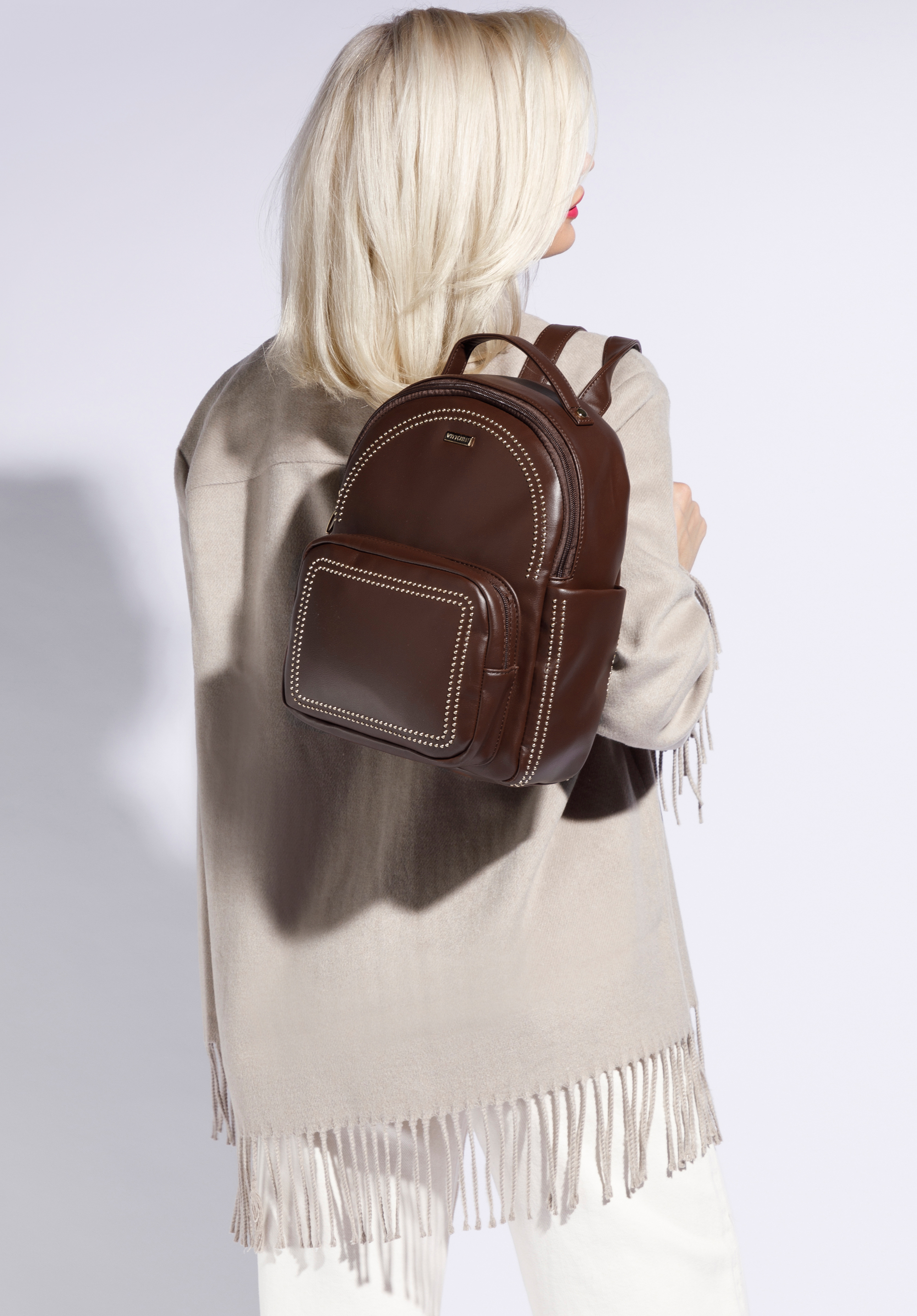 Damski plecak z ozdobnymi nitami