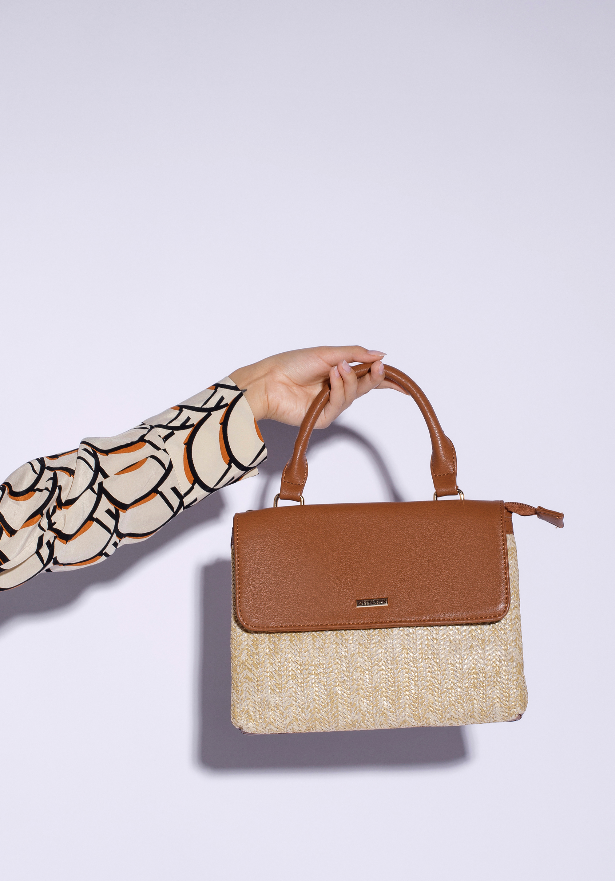 Torebka dwukomorowa z plecionką i klapą z ekoskóry