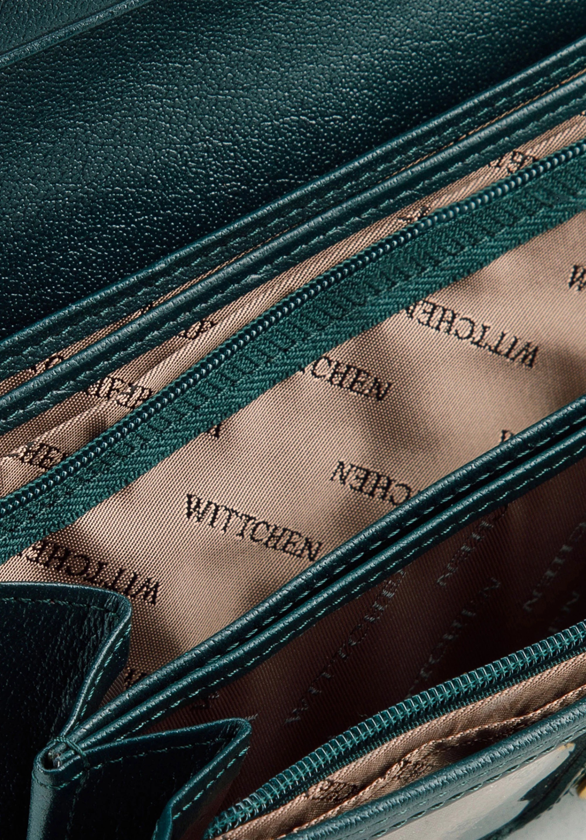 Damski portfel z lakierowanej skóry z monogramem i tasiemką