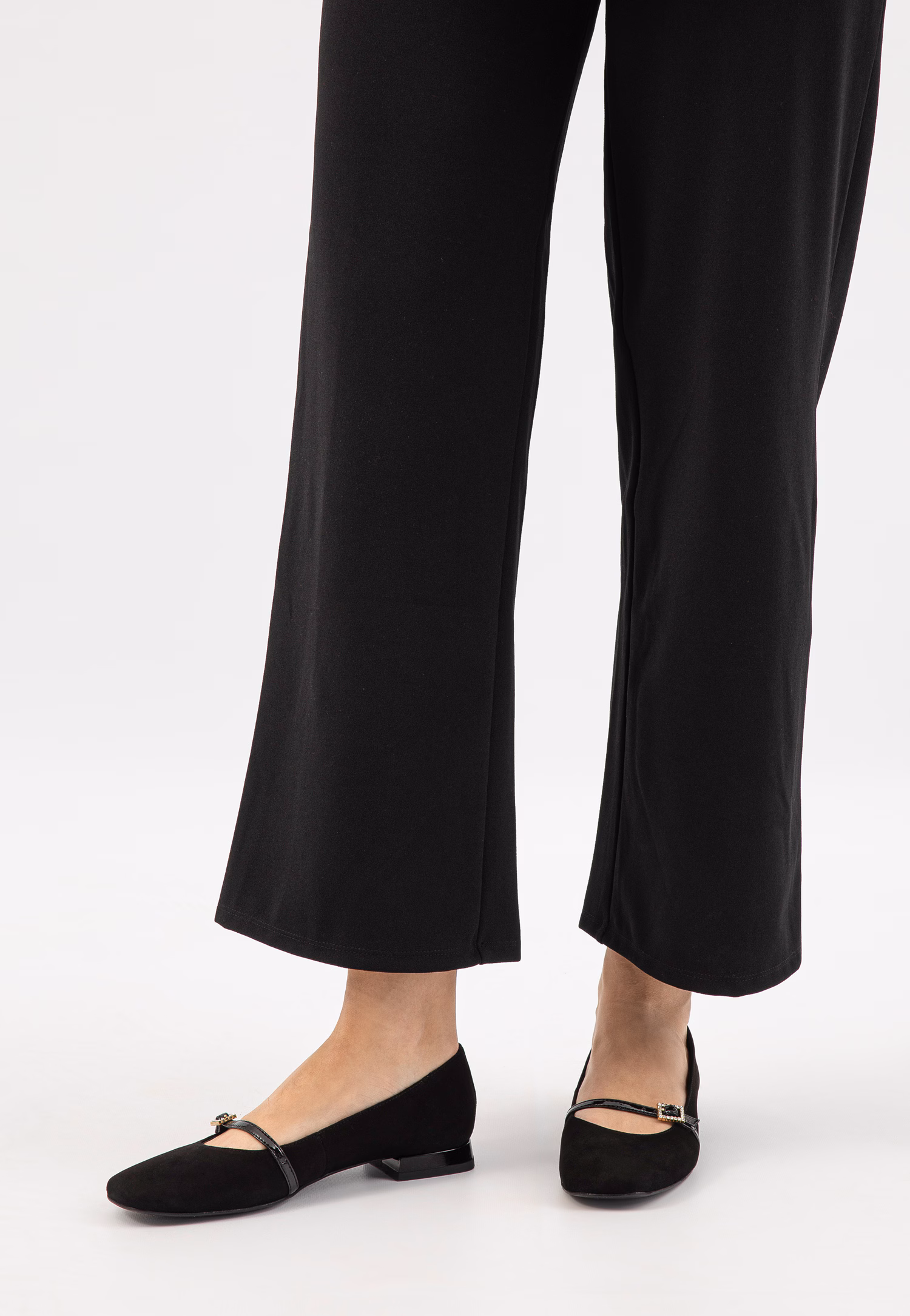 Czarne baleriny z lakierowanym paskiem na podbiciu