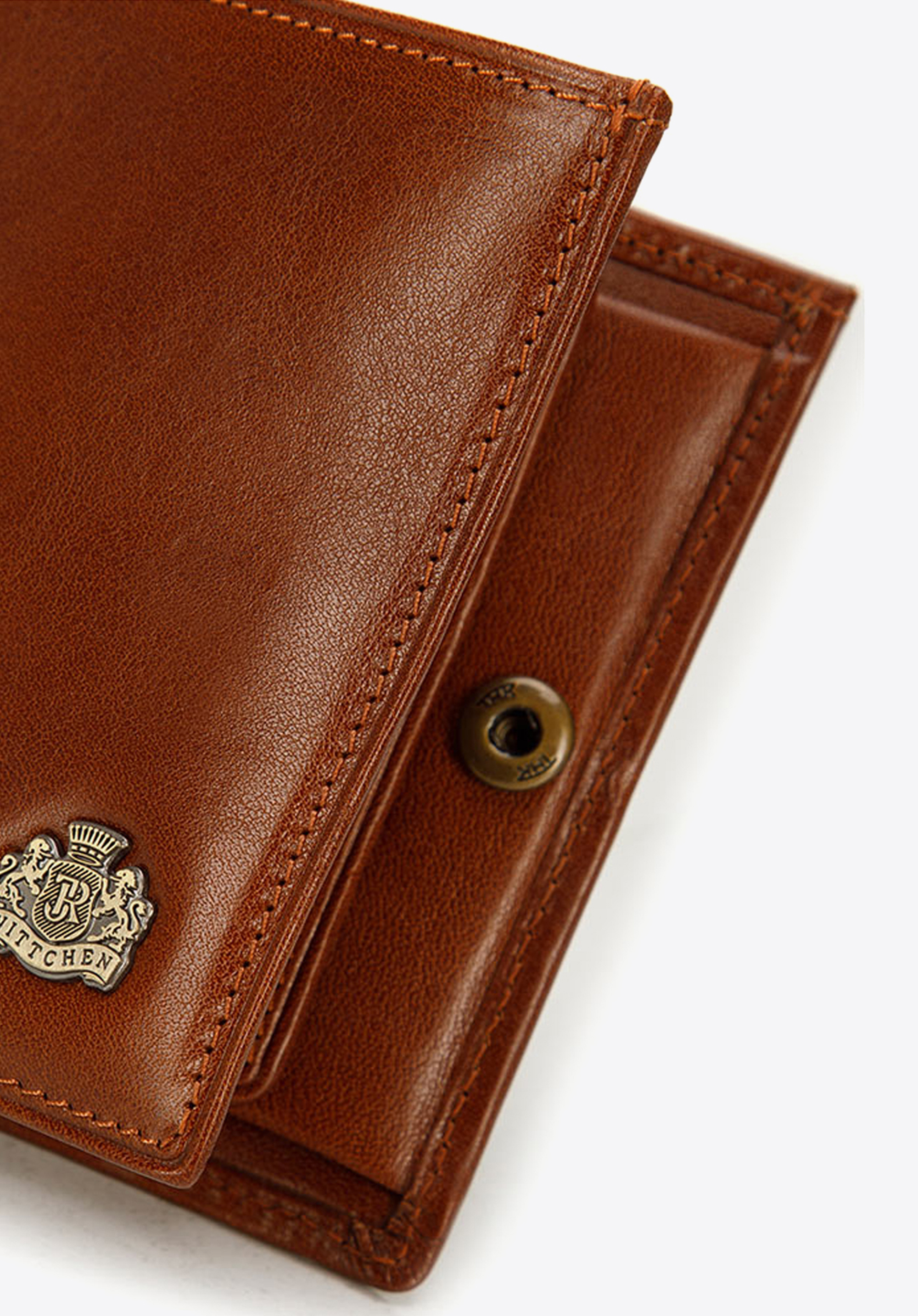 Damski portfel skórzany z herbem na zatrzask