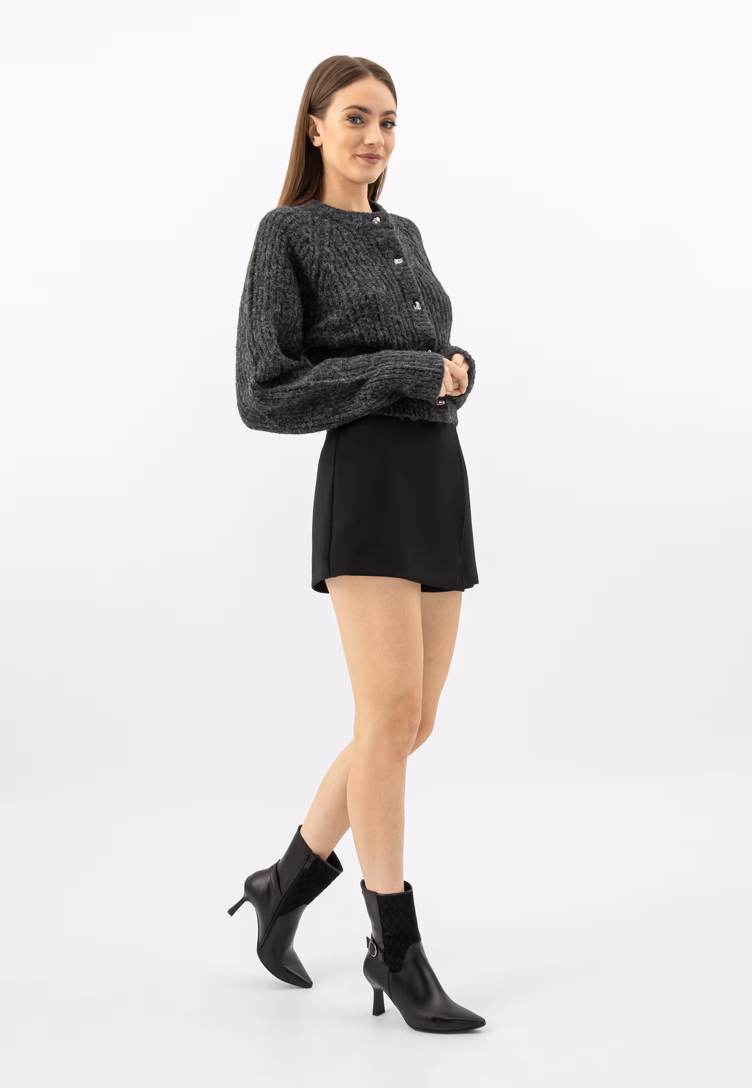 Czarne botki z noskiem w szpic i obcasem w kształcie klepsydry