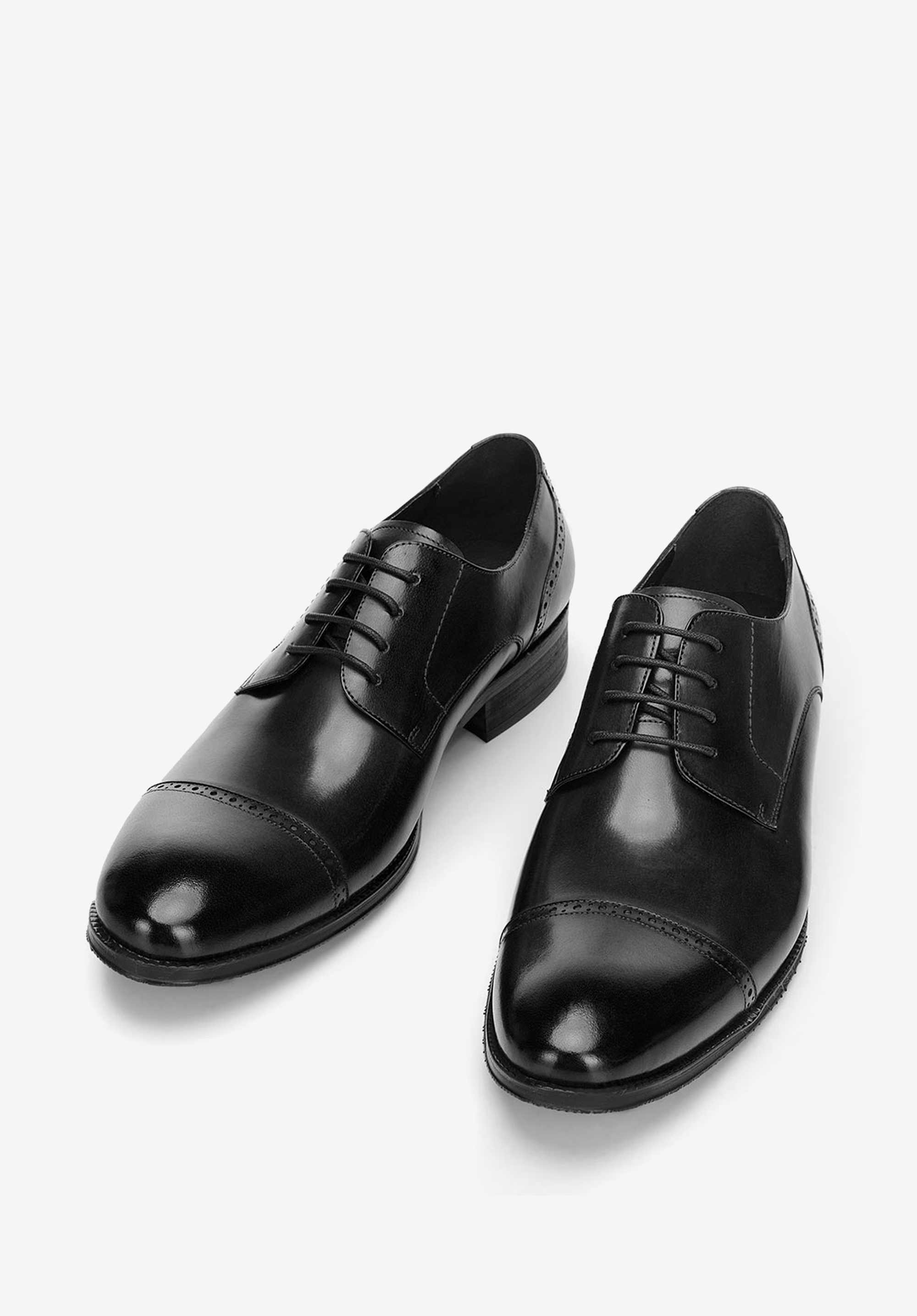 Buty do garnituru ze lśniącej skóry